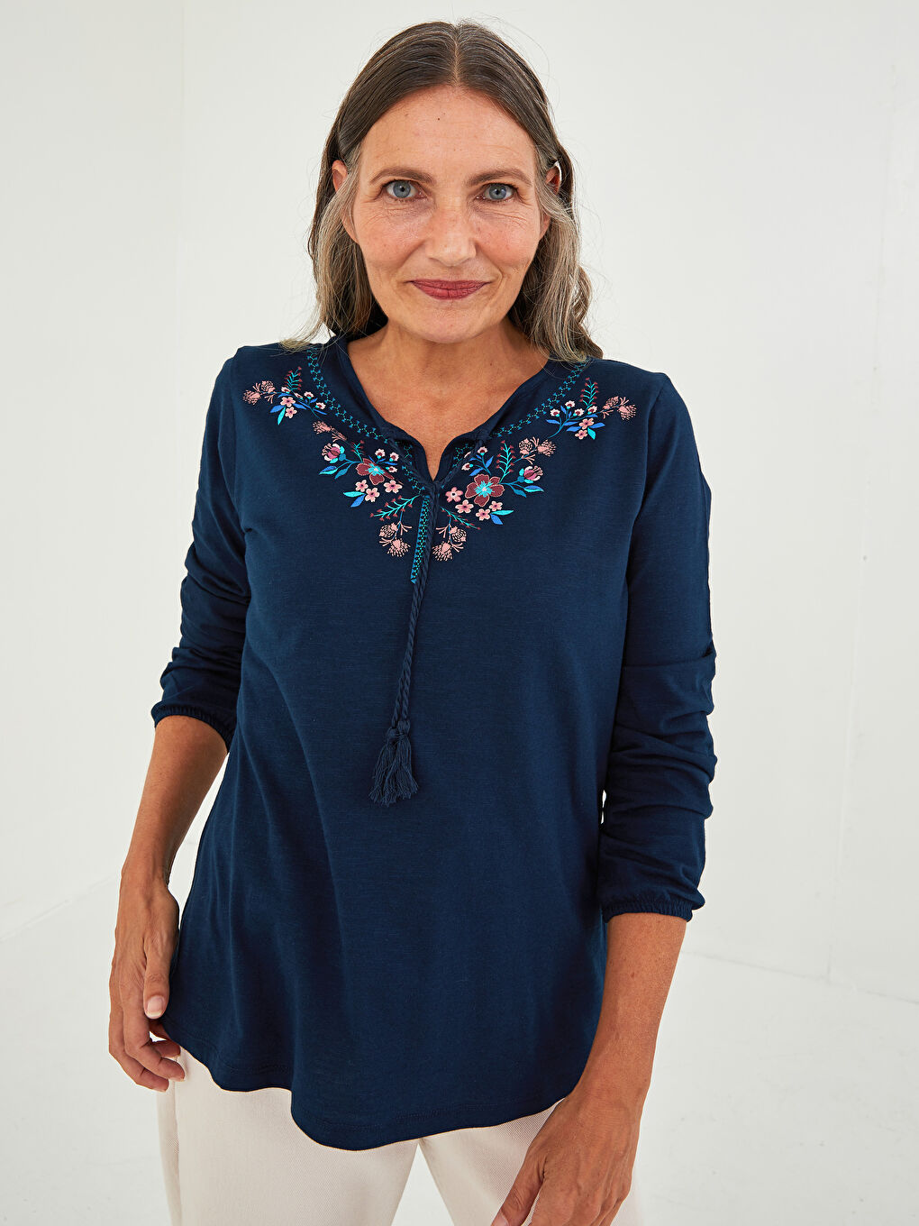 بلوزة كم طويل مُزهر ياقة مربوطة قطن للسيدات-1