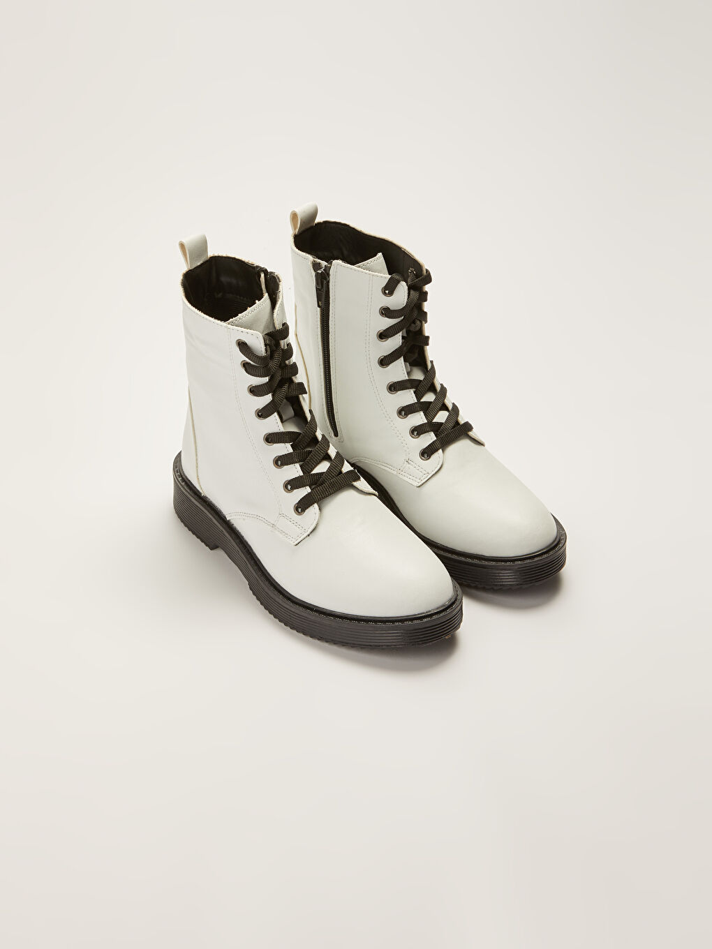 Deri Görünümlü Bağcıklı Kadın Bot