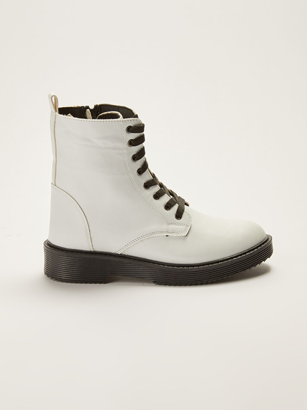 Deri Görünümlü Bağcıklı Kadın Bot-1