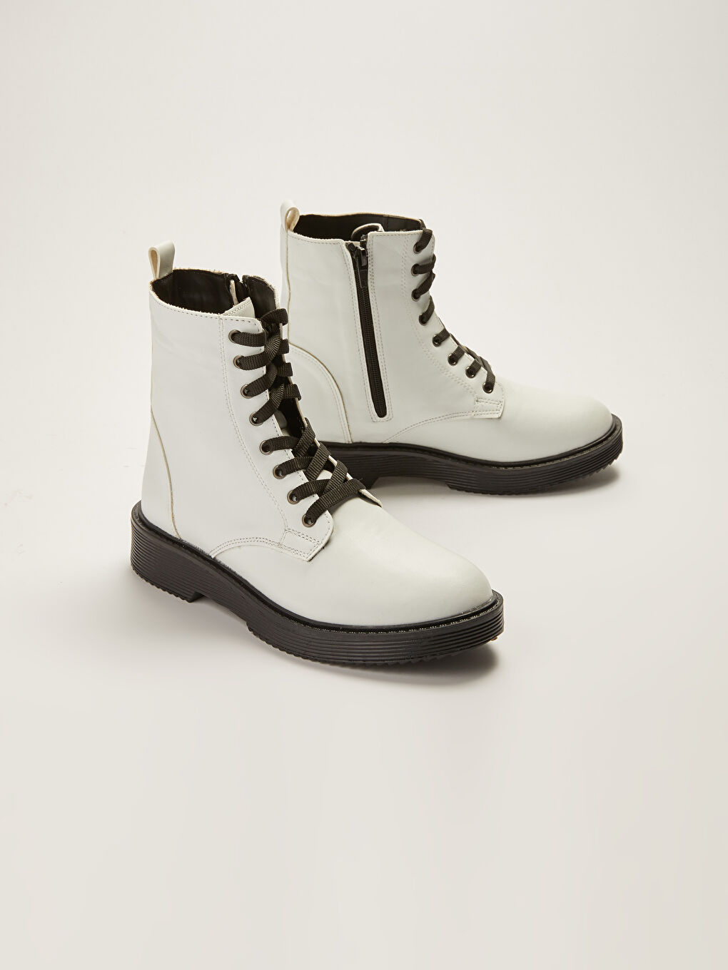 Deri Görünümlü Bağcıklı Kadın Bot-2