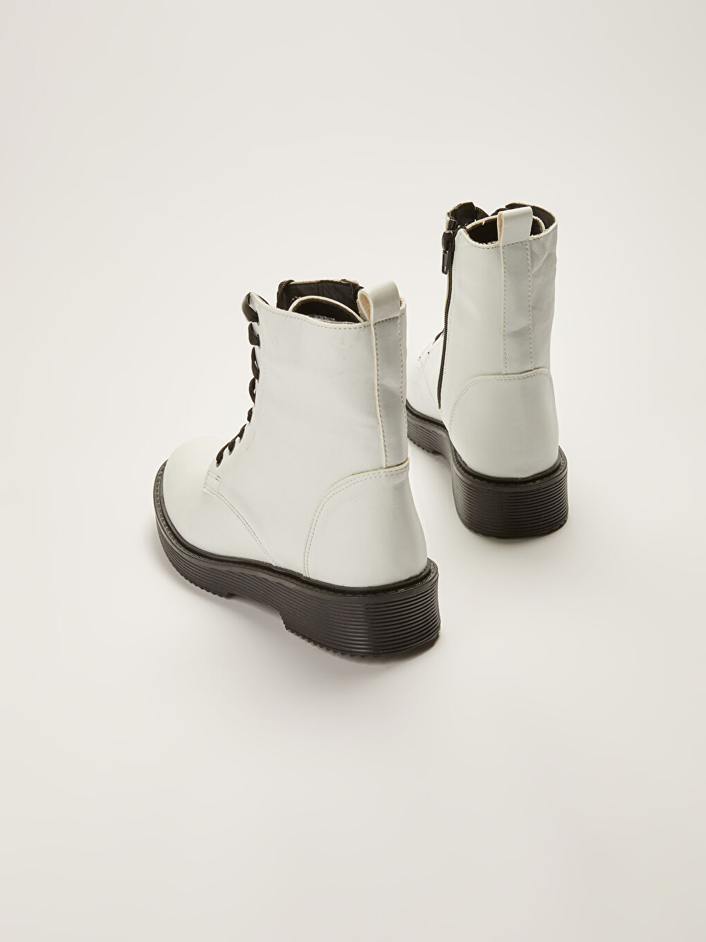 Deri Görünümlü Bağcıklı Kadın Bot-3