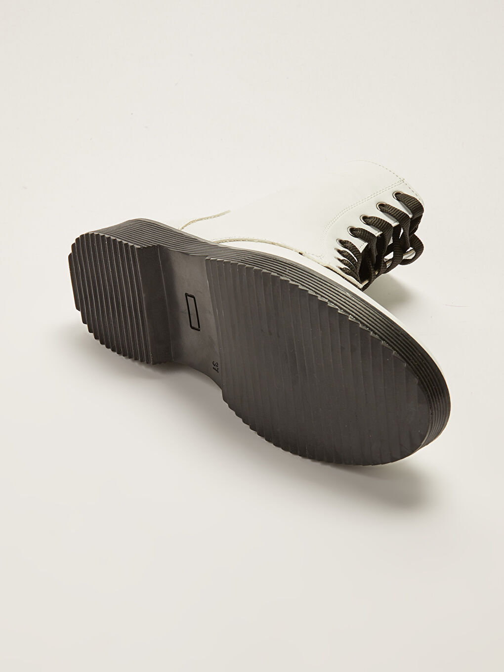 Deri Görünümlü Bağcıklı Kadın Bot-4