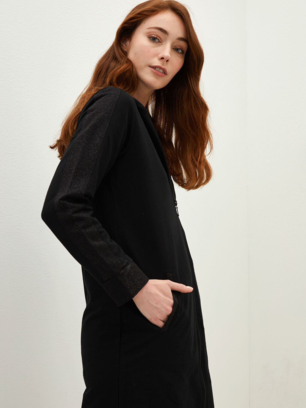 Siyah Kapüşon Yaka Sim Detaylı Cepli Uzun Kollu Kadın Hırka