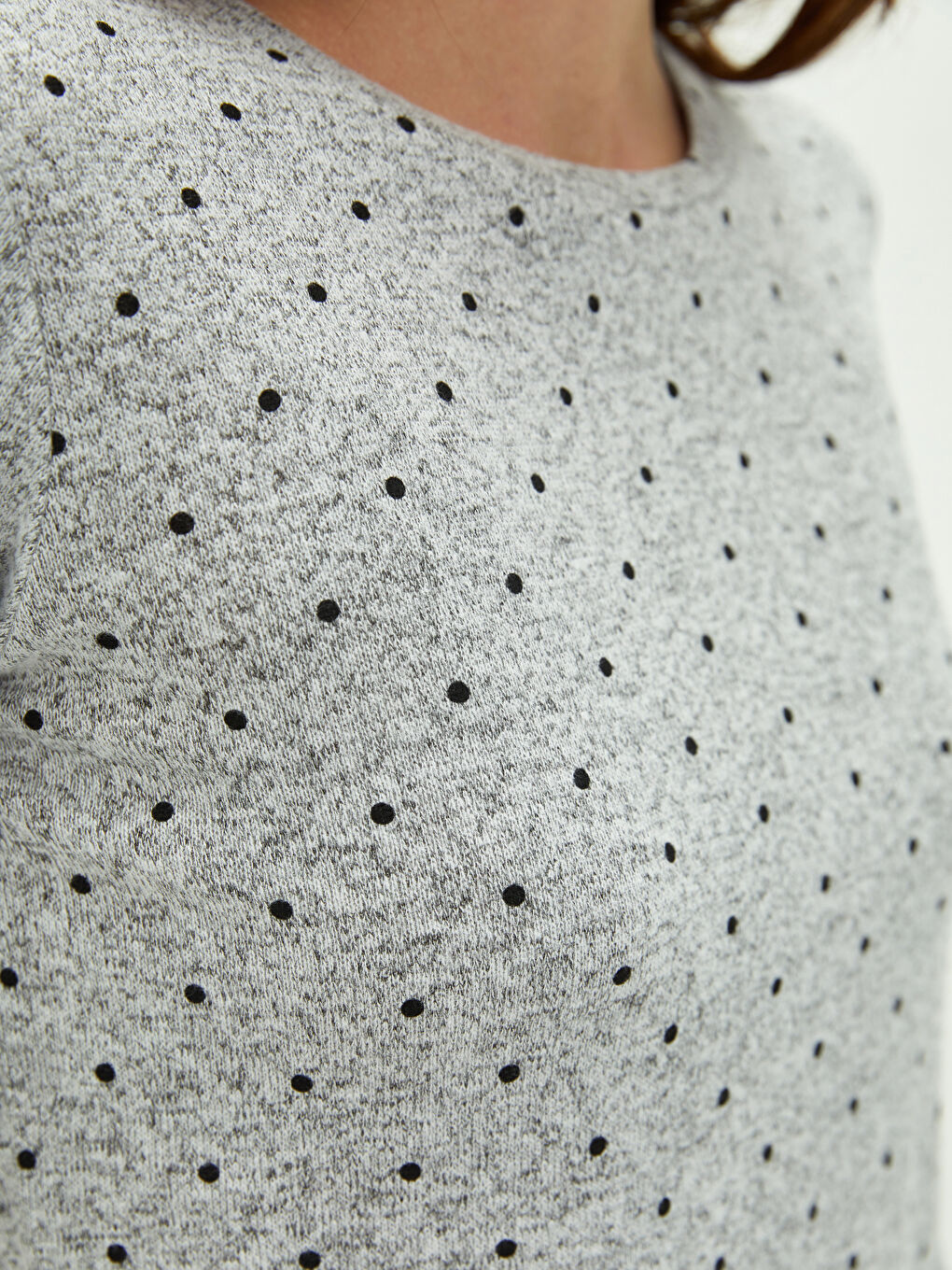 Siyah Bisiklet Yaka Puantiyeli Uzun Kollu Kadın Tişört-3