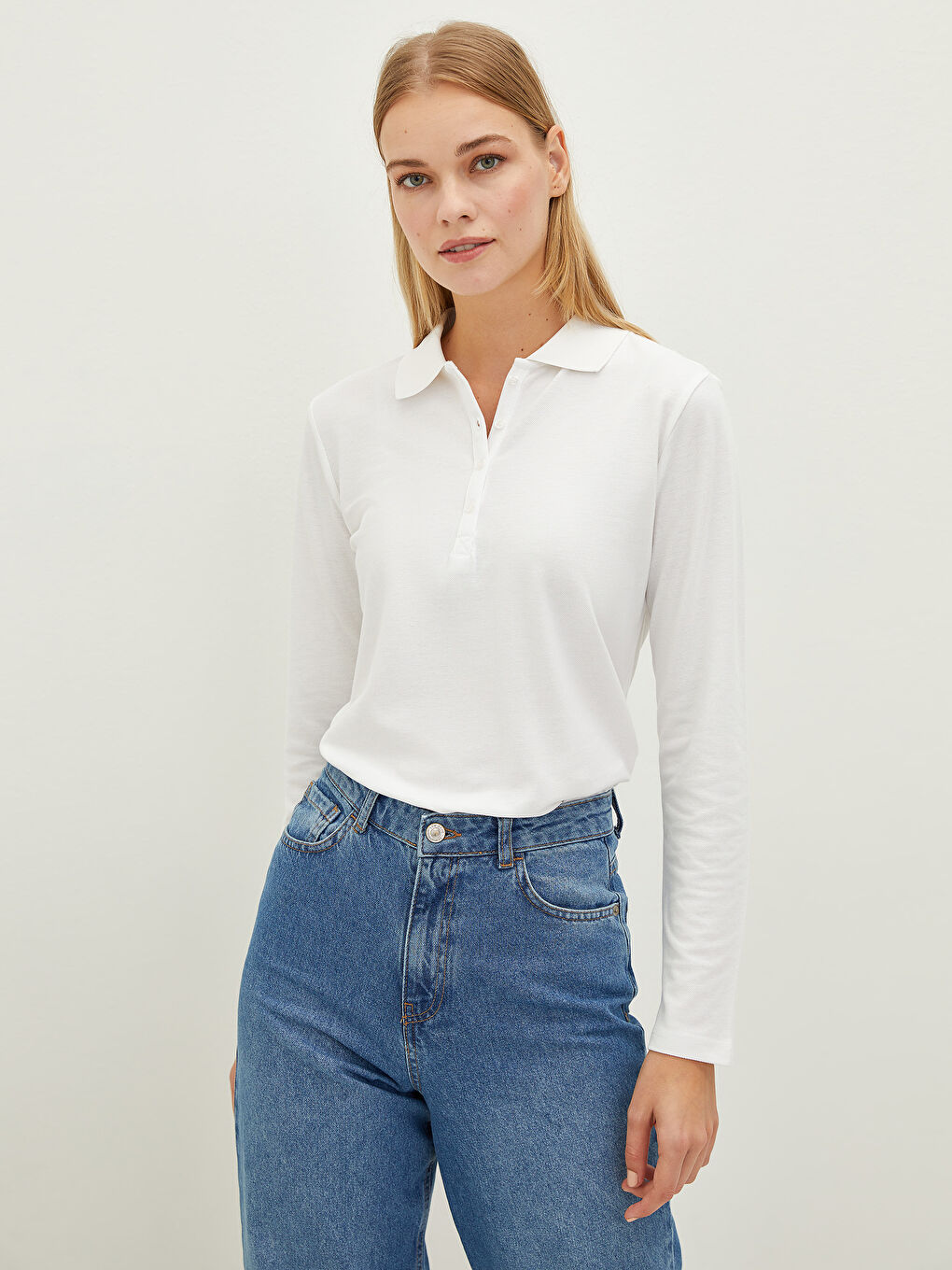 Beyaz Polo Yaka Düz Uzun Kollu Pike Kumaş Kadın Tişört