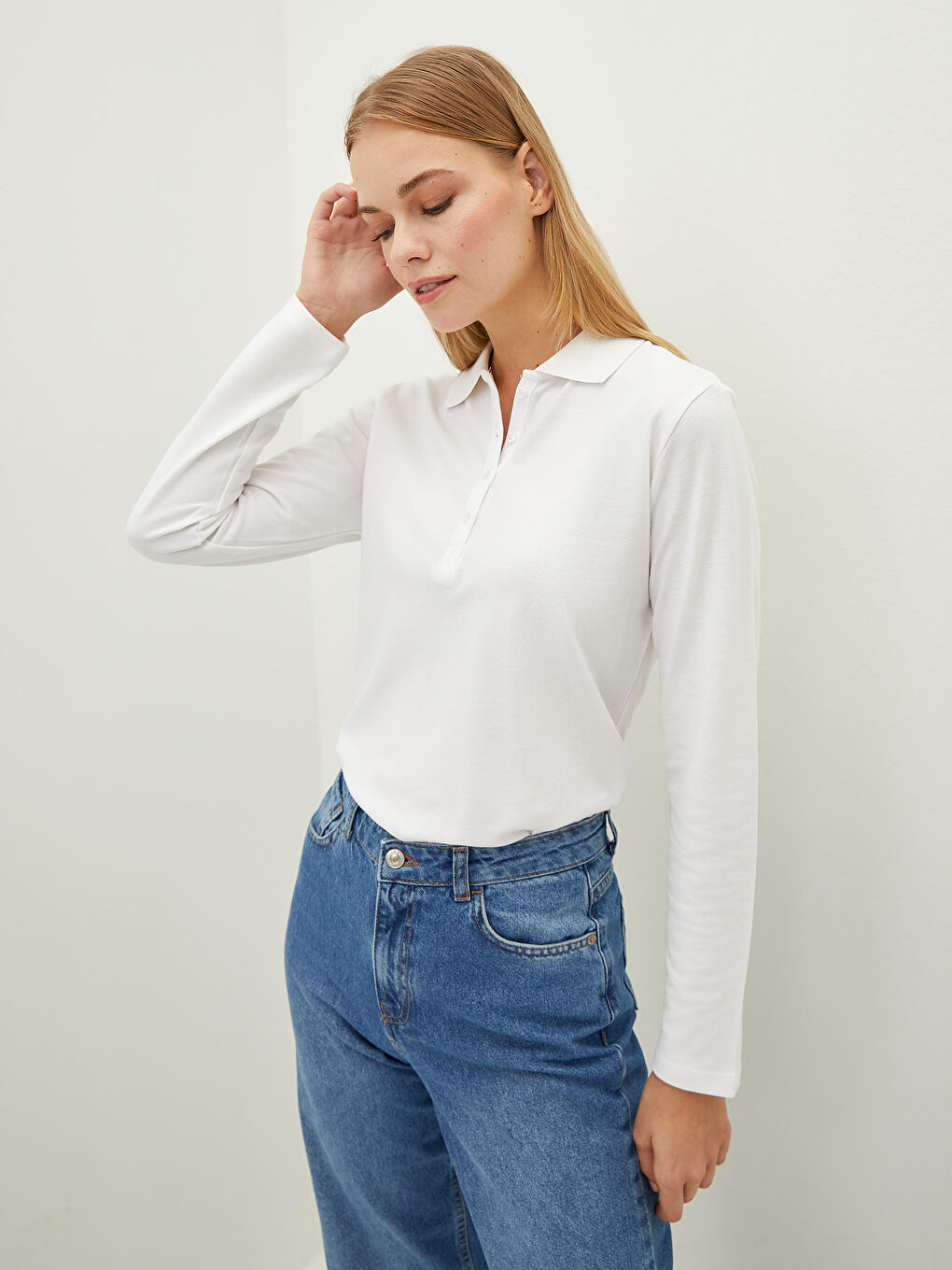 Beyaz Polo Yaka Düz Uzun Kollu Pike Kumaş Kadın Tişört-1