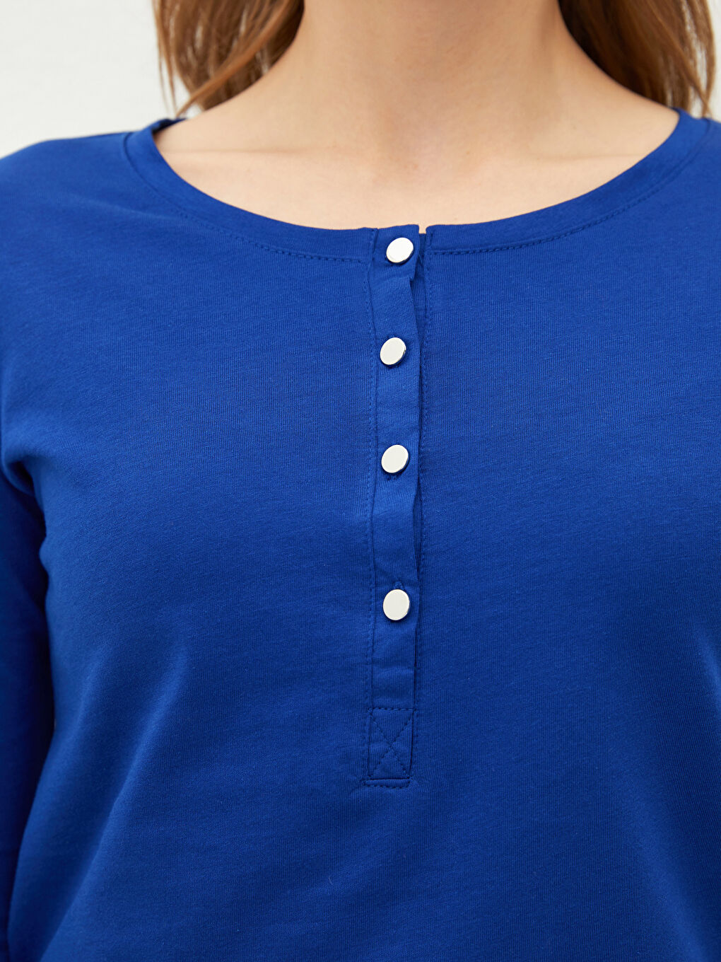 بلوزة قطنية سادة برقبة دائرية للسيدات-2