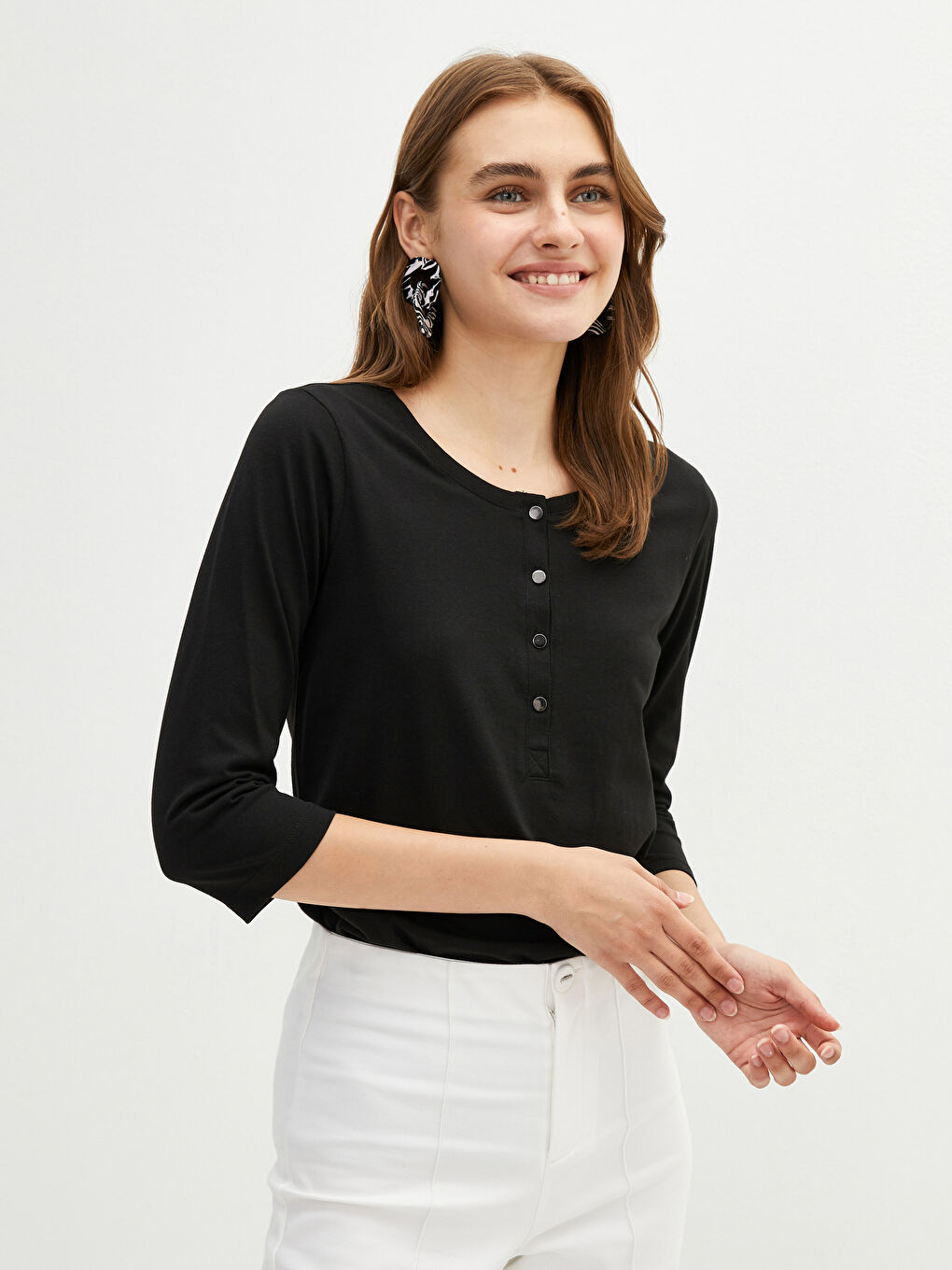 بلوزة قطن سادة بياقة دائرية للسيدات-1