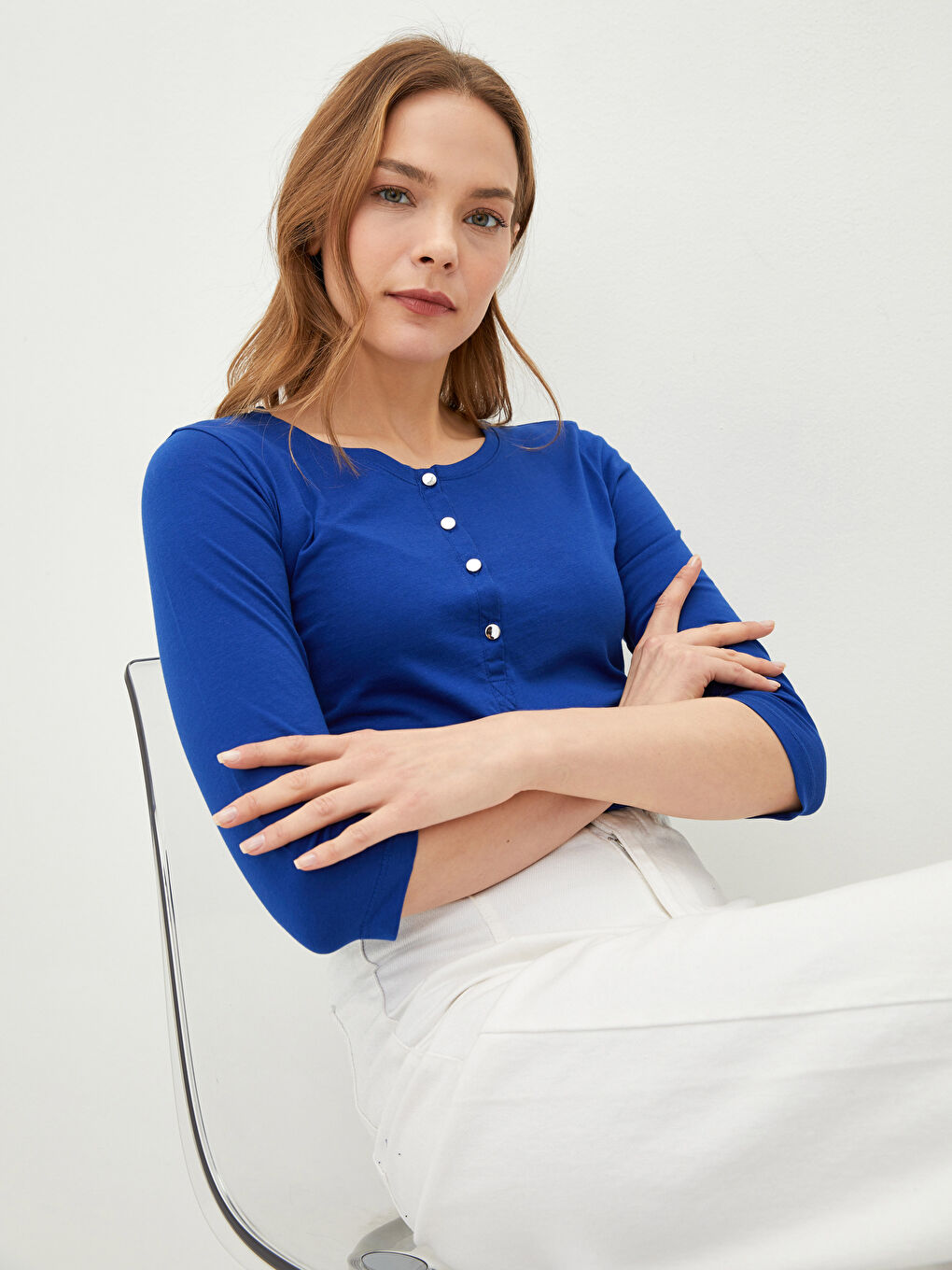 بلوزة قطنية سادة برقبة دائرية للسيدات