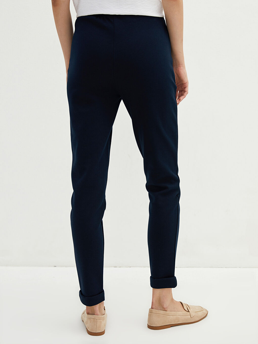 Pantaloni de Trening pentru Femei cu Talie Elastică, Regular și Buzunare Detaliate-4