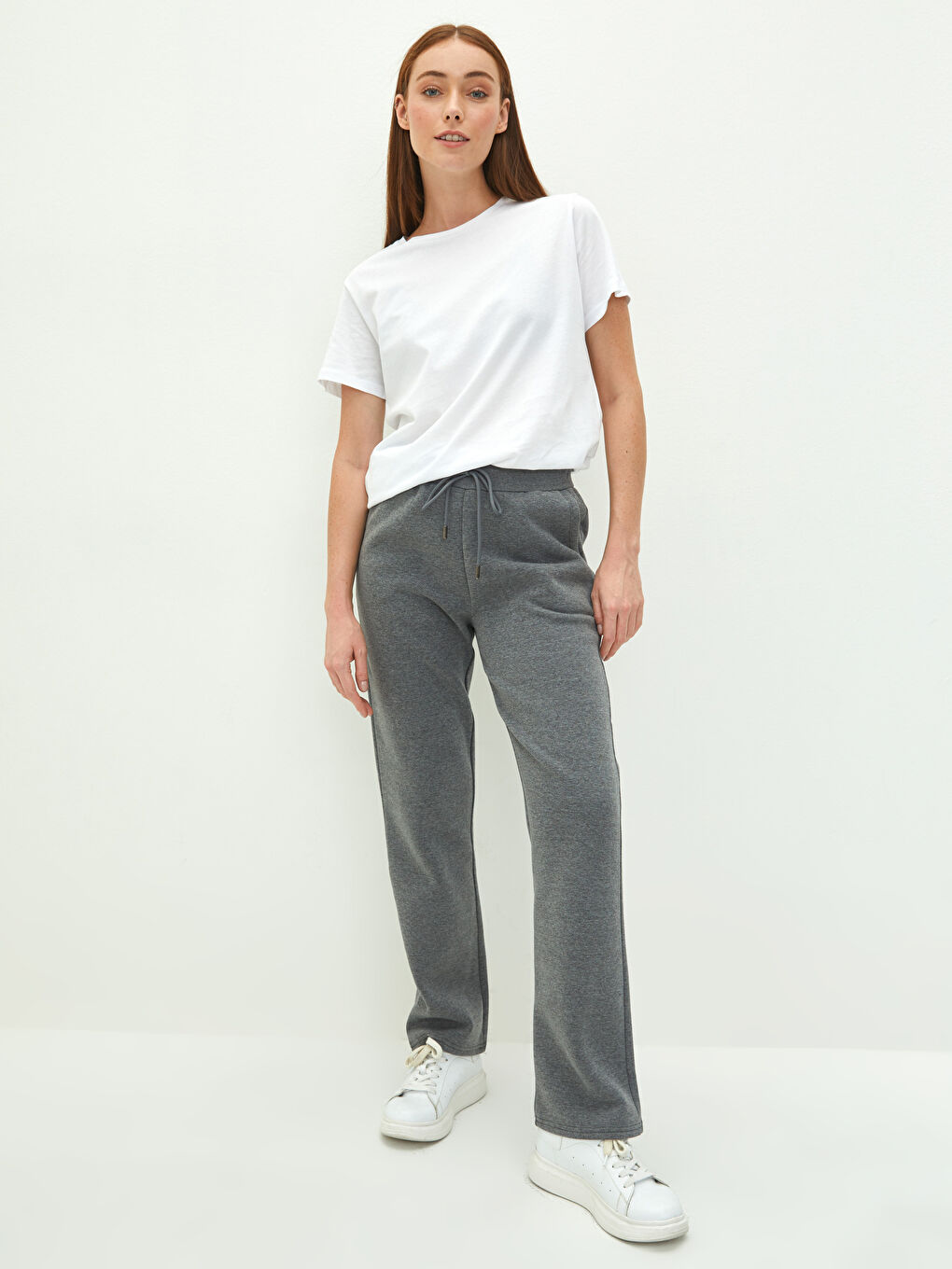 LCWAIKIKI Basic Jogginghose Für Damen Mit Elastischem Bund, Regulärer Passform Und Taschen -W13916Z8-D3A