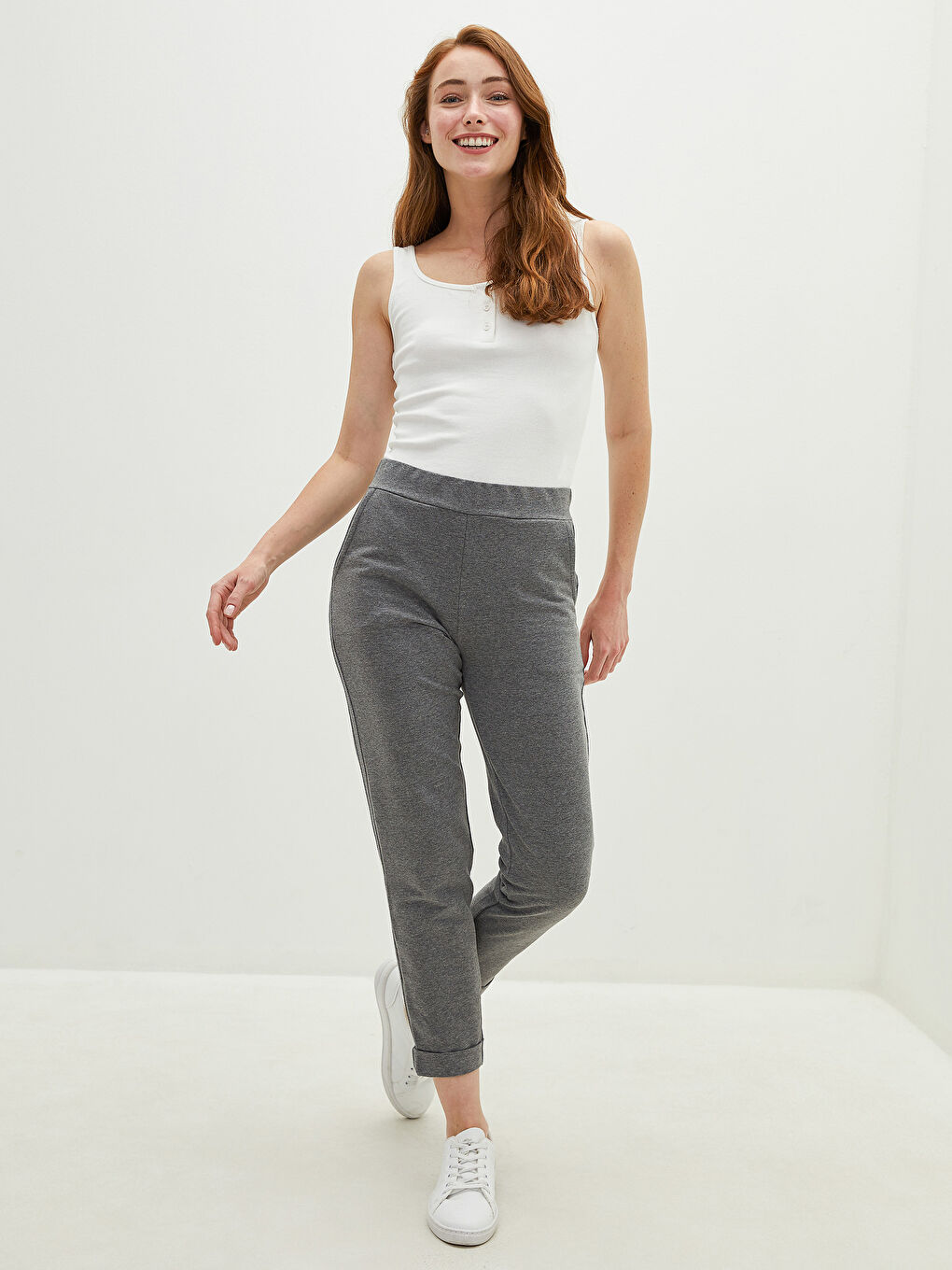 Женские спортивные штаны с эластичной резинкой на талии и карманами