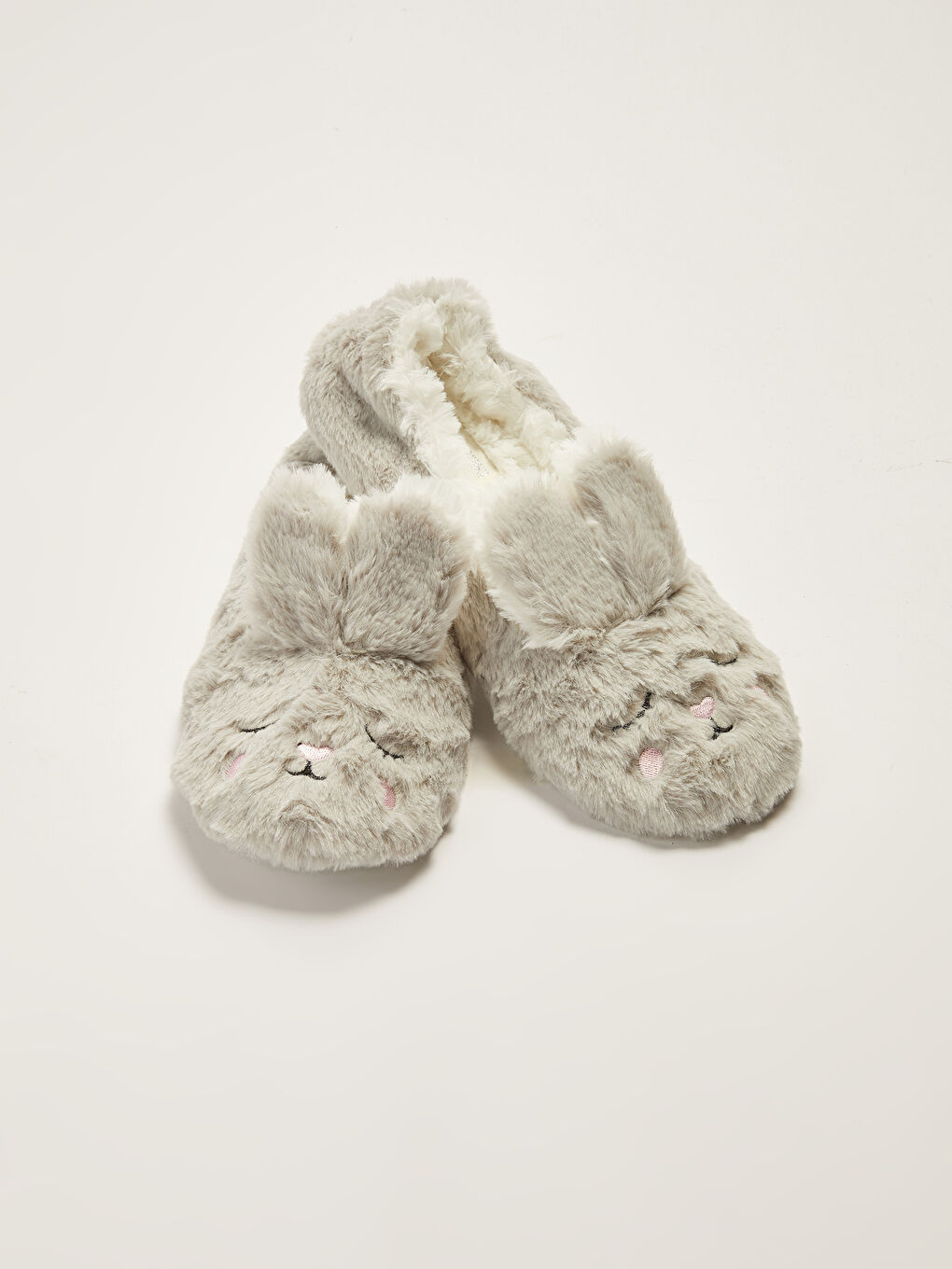 Pantoufles de Maison pour Femmes en Peluche avec Détail de Broderie.-2