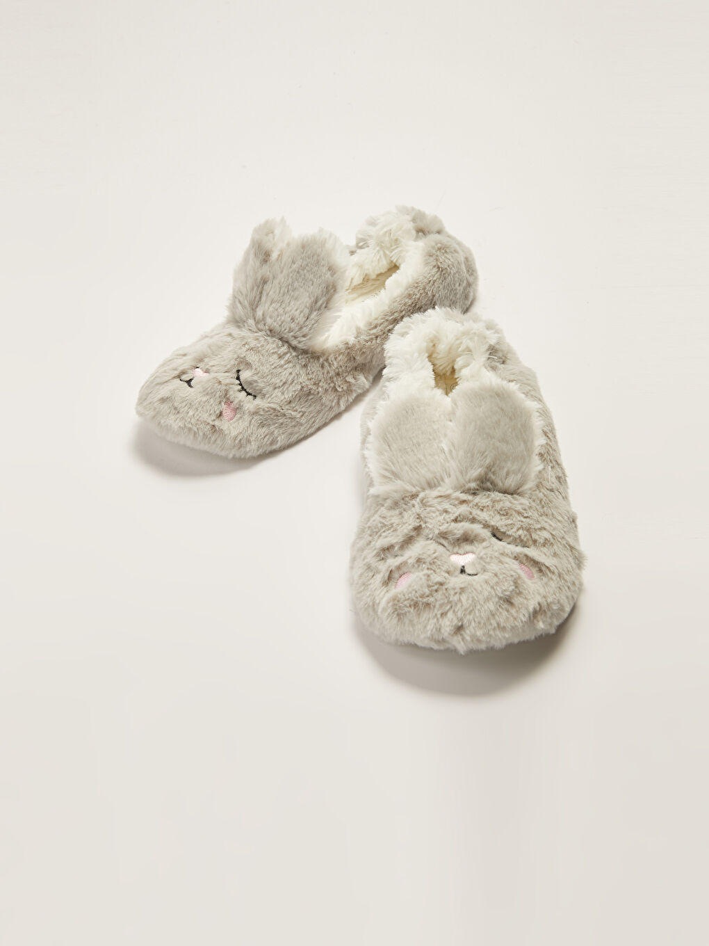 Pantoufles de Maison pour Femmes en Peluche avec Détail de Broderie.-3