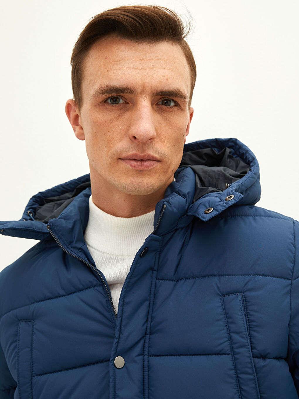 بالطو منتفخ بفتحة عادية بكابوش للرجال-4