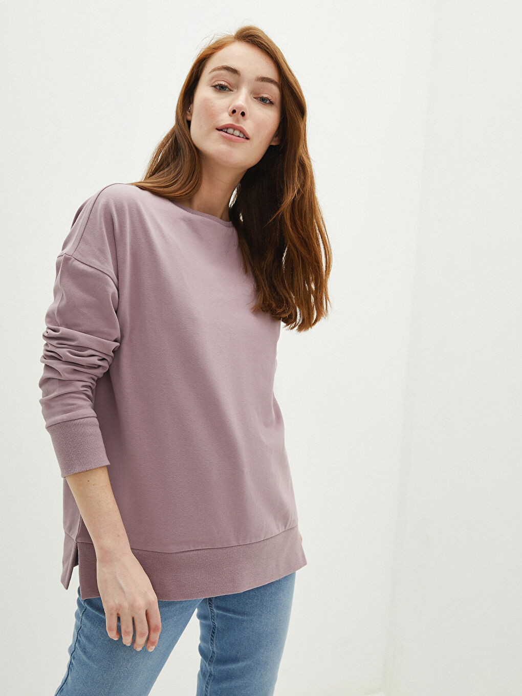 سويت شيرت نسائي برقبة دائرية وكم طويل سادة