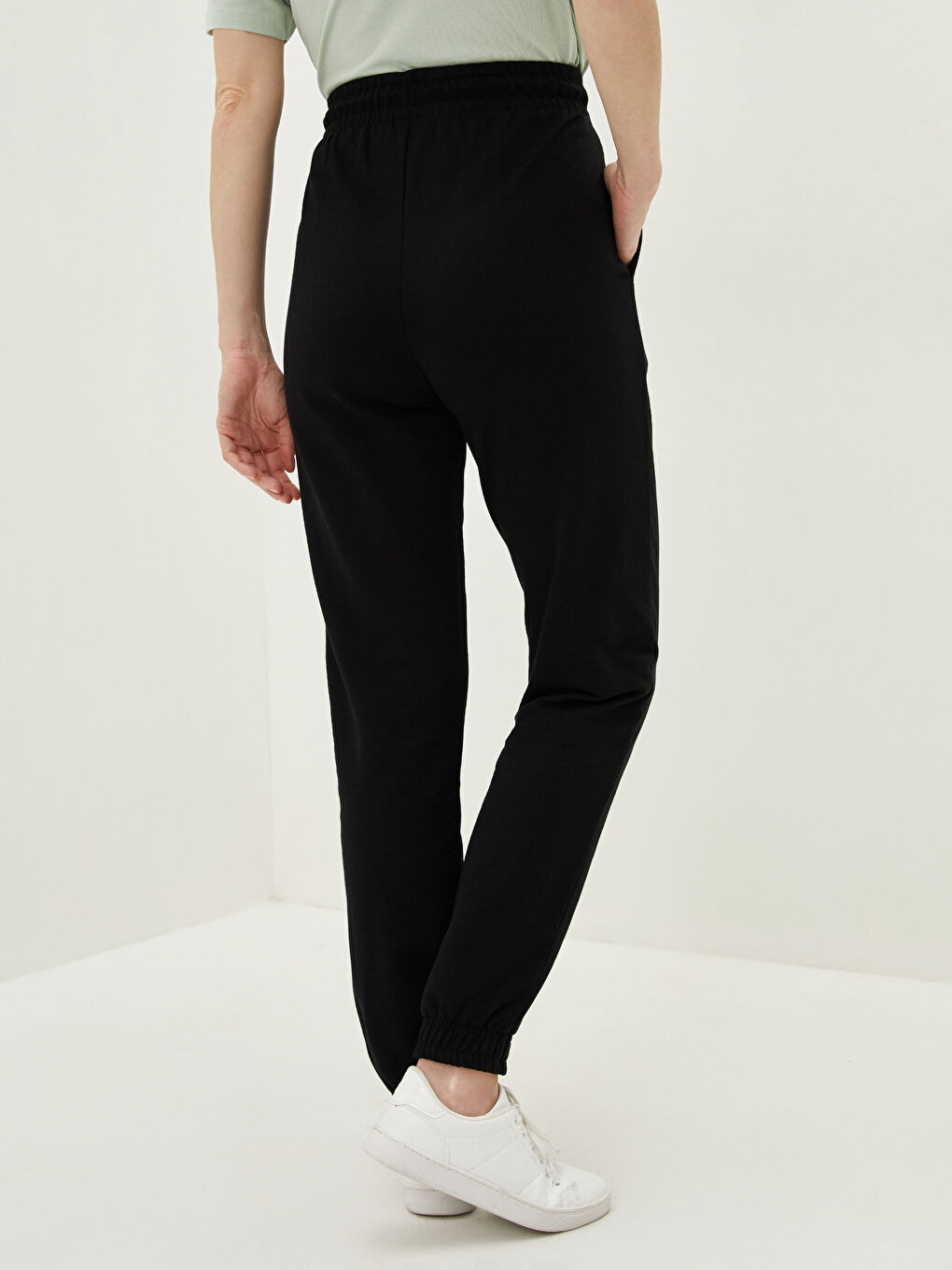 Siyah Beli Lastikli Düz Cep Detaylı Kadın Eşofman Altı-4