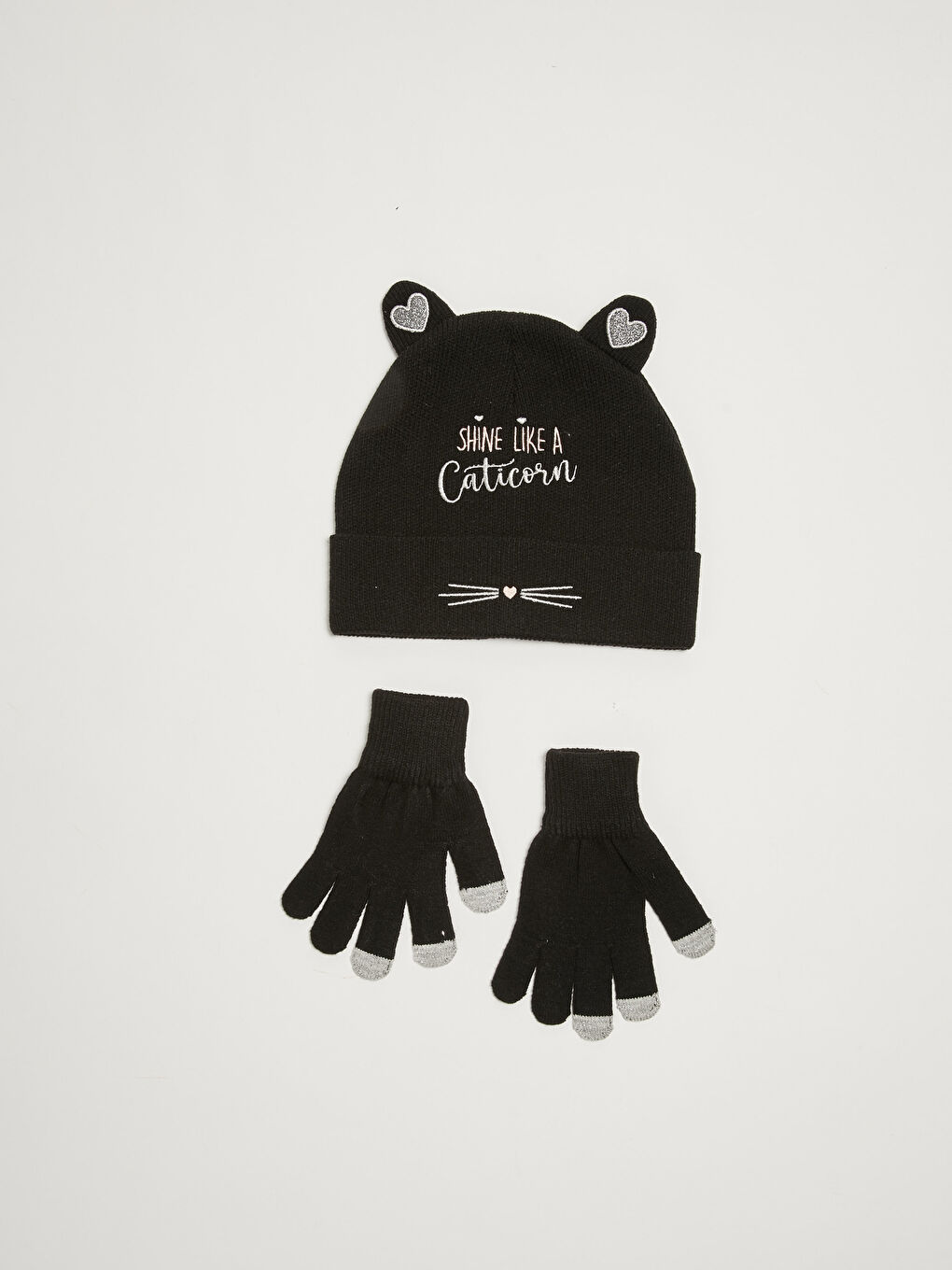 Қыздың мысық бейнелі кестеленген трикотаж бас киімі мен қолғаптары