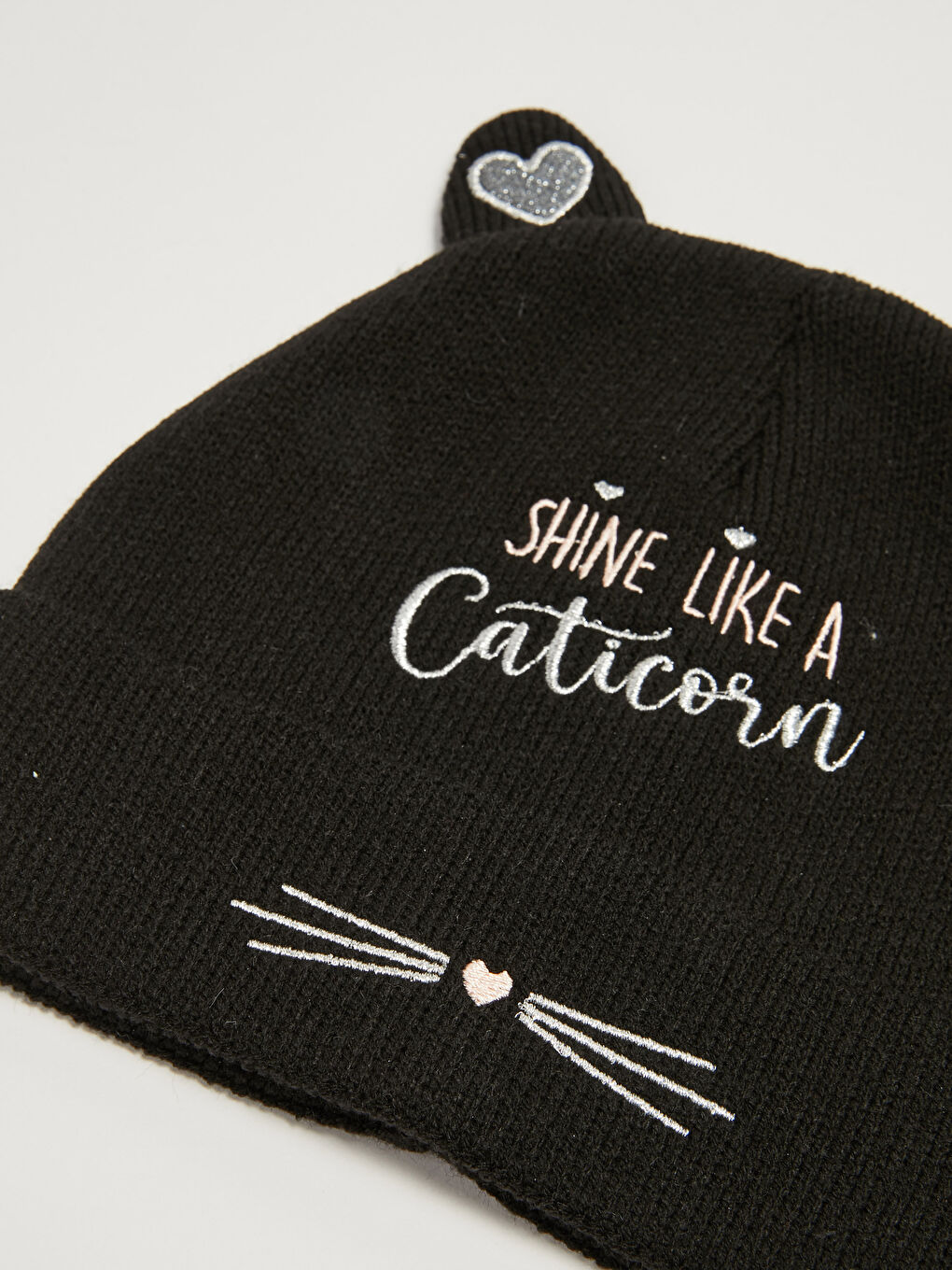 Қыздың мысық бейнелі кестеленген трикотаж бас киімі мен қолғаптары-1