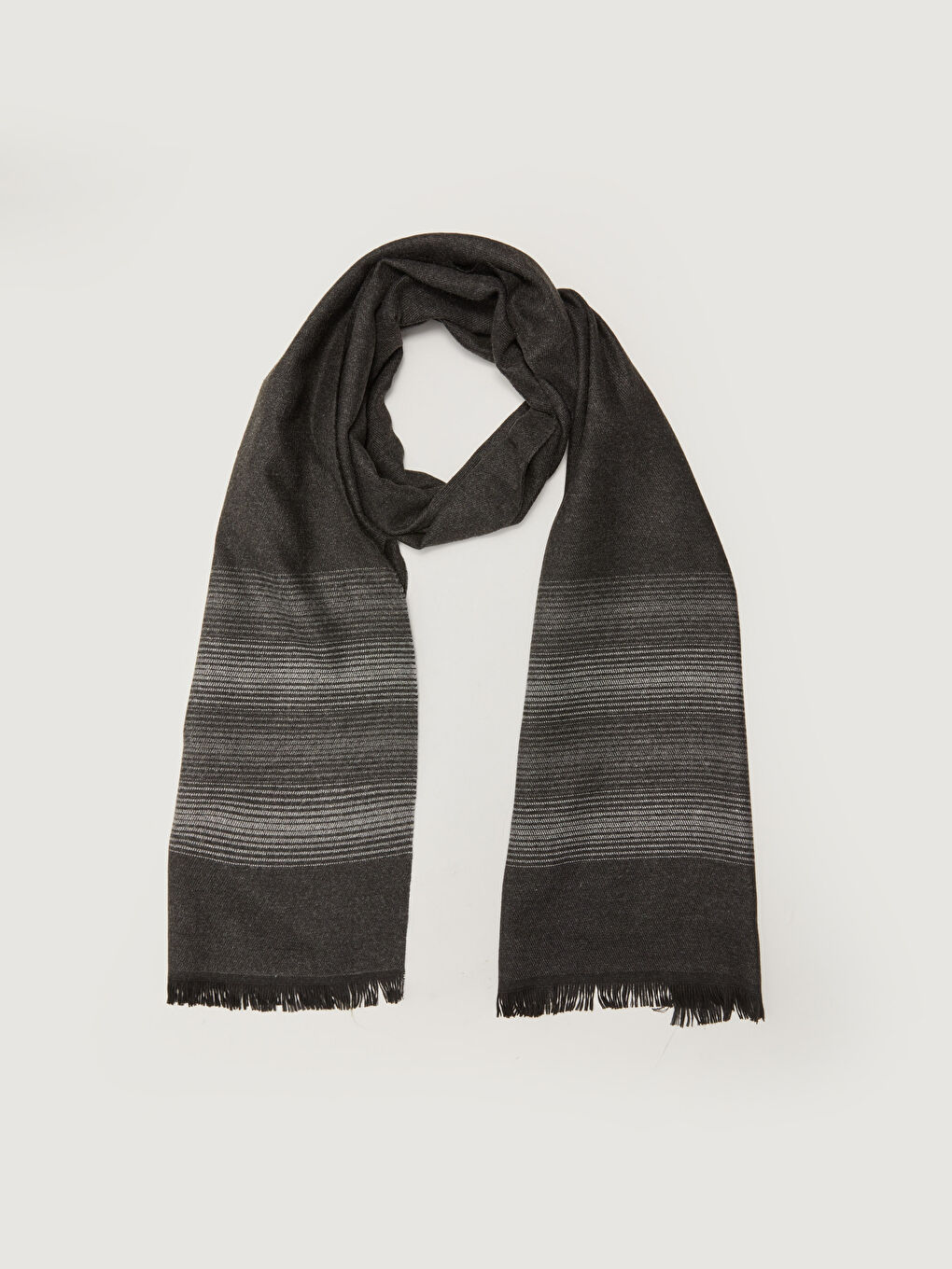 وشاح للرجال بتفاصيل شرابة وانتقال الألوان-1