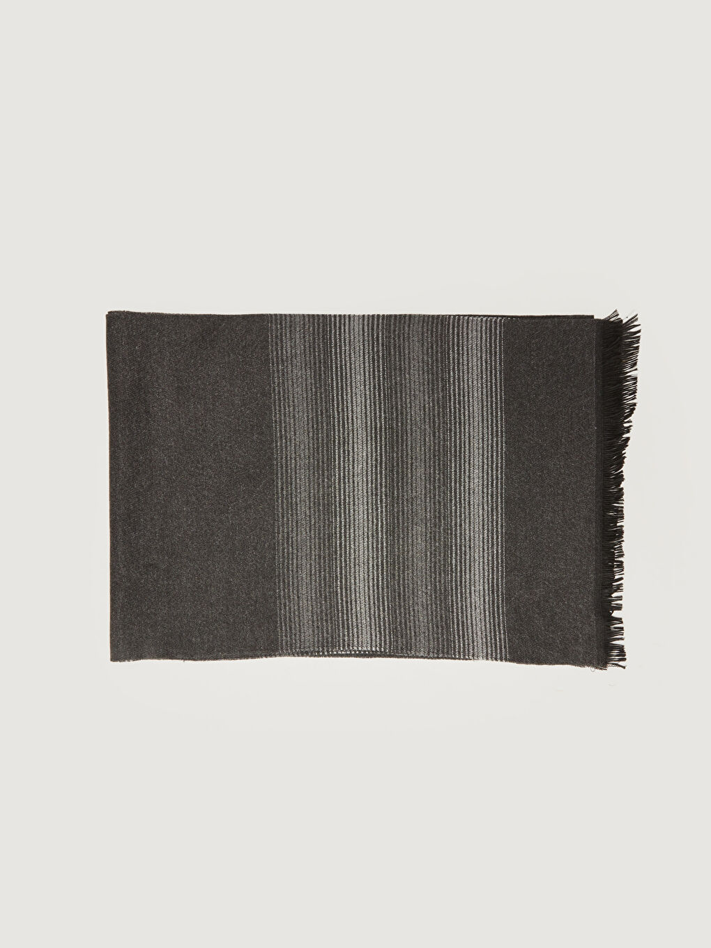 وشاح للرجال بتفاصيل شرابة وانتقال الألوان-2