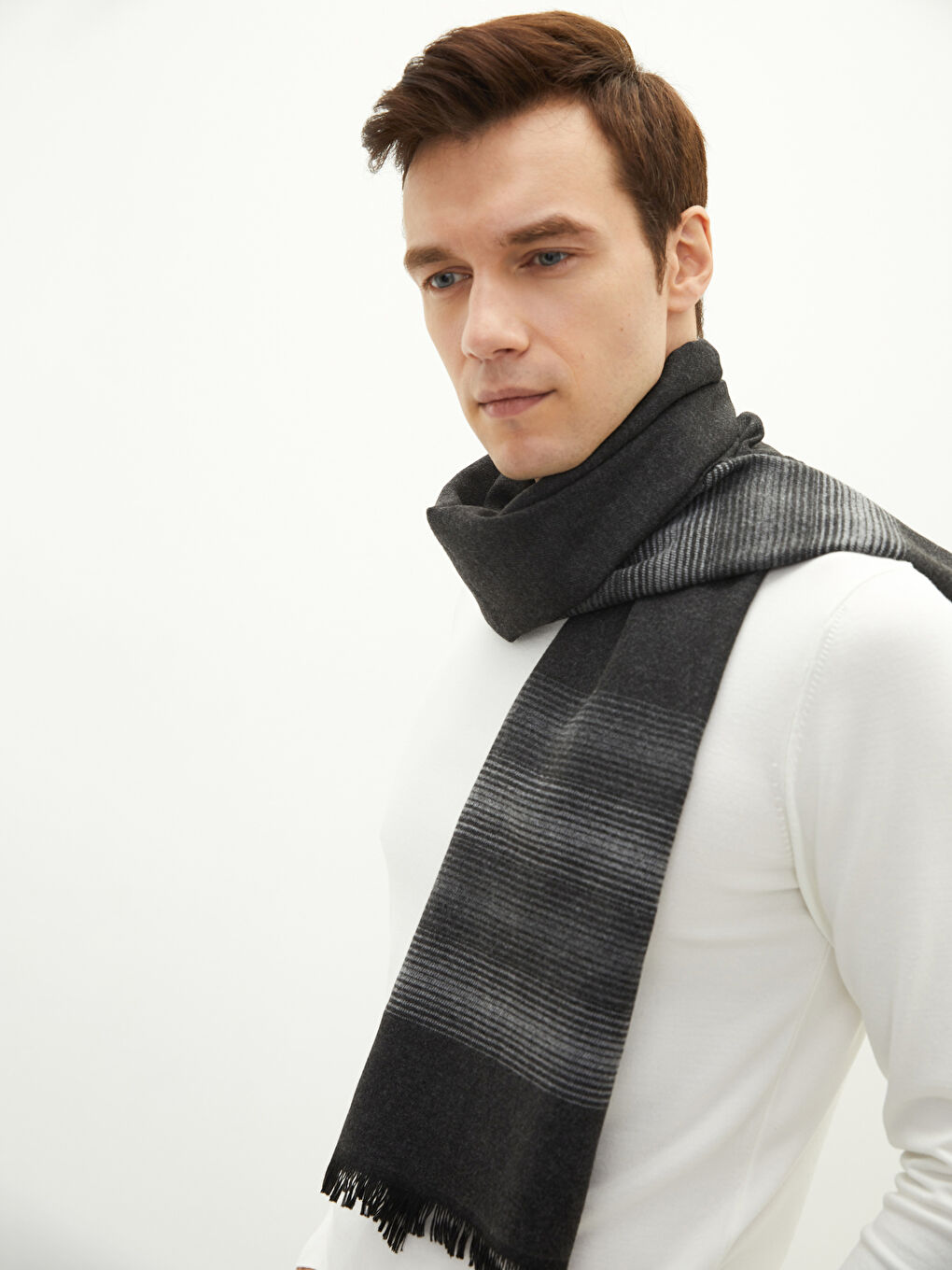 وشاح للرجال بتفاصيل شرابة وانتقال الألوان