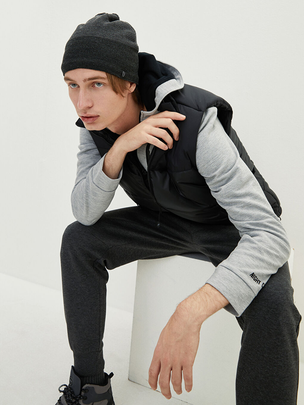 Siyah Renk Bloklu Erkek Triko Bere