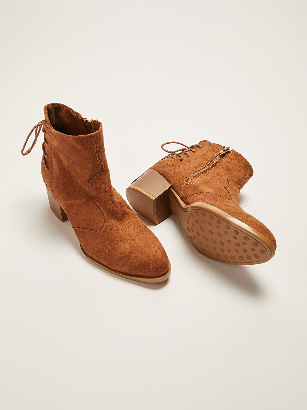 أحذية طويلة من جلد الغزال مزينة بغرز مزخرفة بكعب للسيدات-1