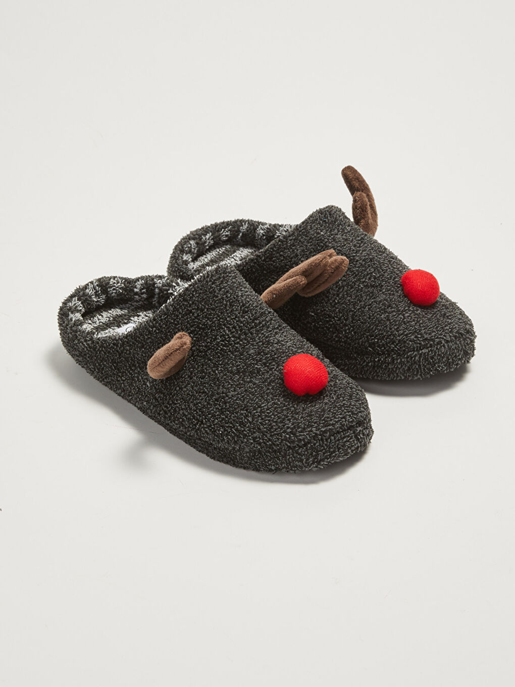 Papuci de casă pentru bărbați cu aplicație și față închisă