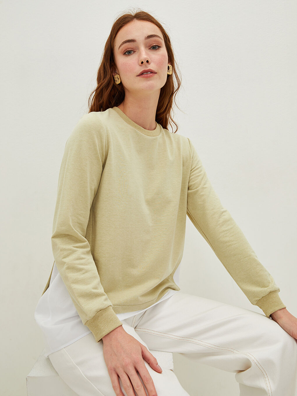 سويت شيرت نسائي برقبة دائرية وكم طويل سادة