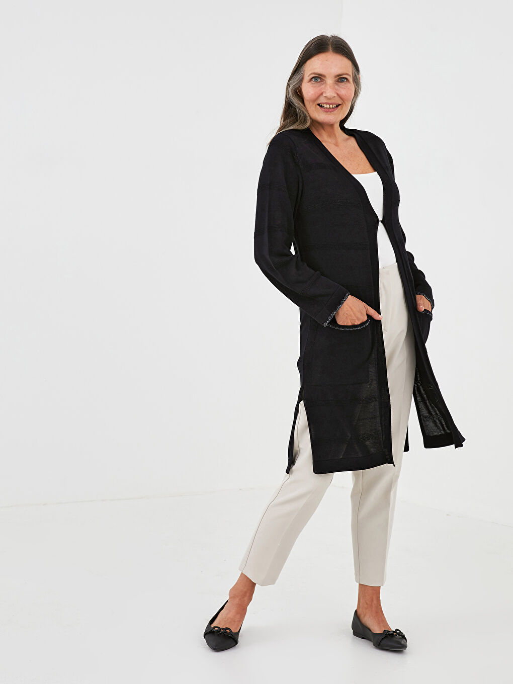 كارديجان تريكو للسيدات بياقة على شكل حرف V بتفاصيل فضية وجيوب وكم طويل-4