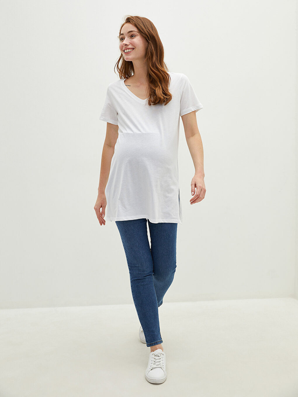 Beyaz V Yaka Düz Kısa Kollu Hamile Tişört-1