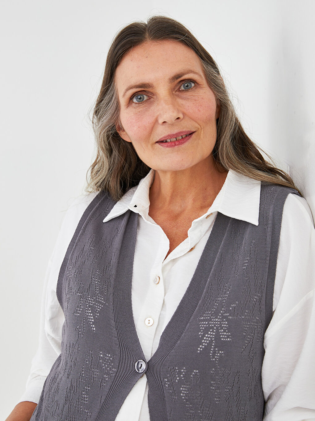 Gri V Yaka Kendinden Desenli Cep Detaylı Kadın Triko Yelek-2