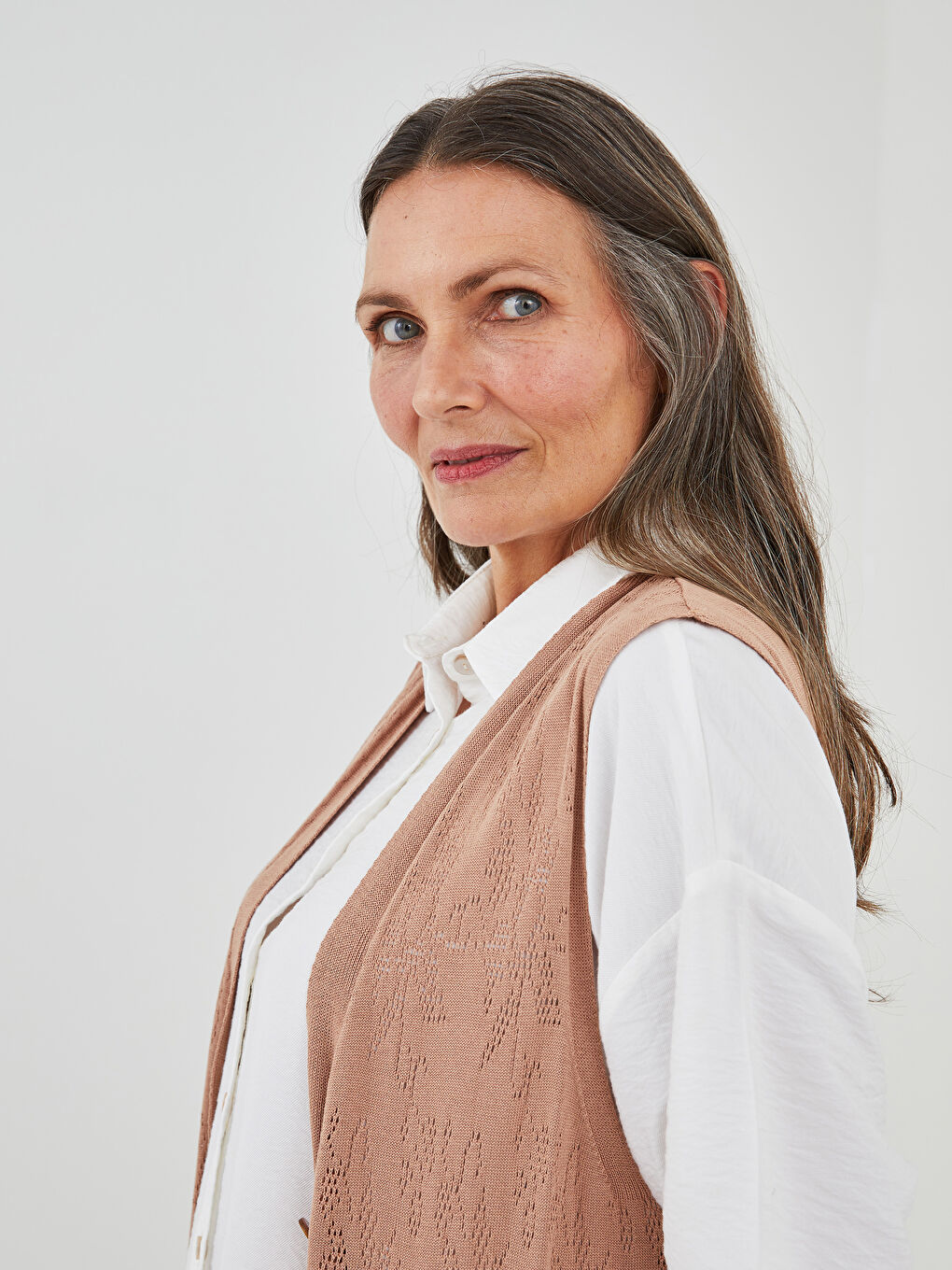 Bej V Yaka Kendinden Desenli Önden Düğme Kapamalı Uzun Kollu Kadın Triko Yelek-2