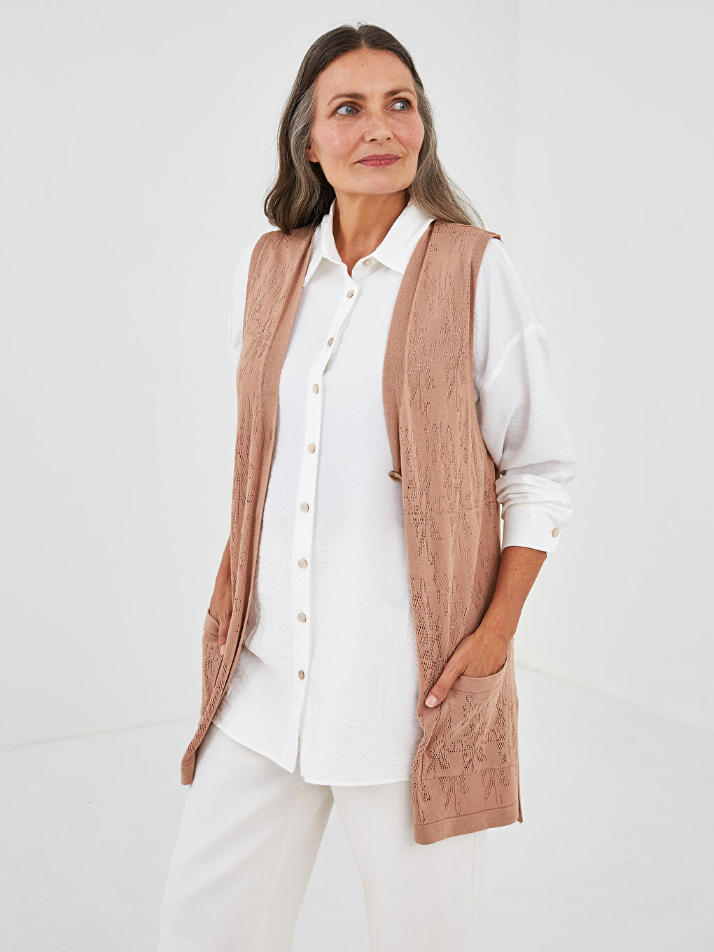 Bej V Yaka Kendinden Desenli Önden Düğme Kapamalı Uzun Kollu Kadın Triko Yelek