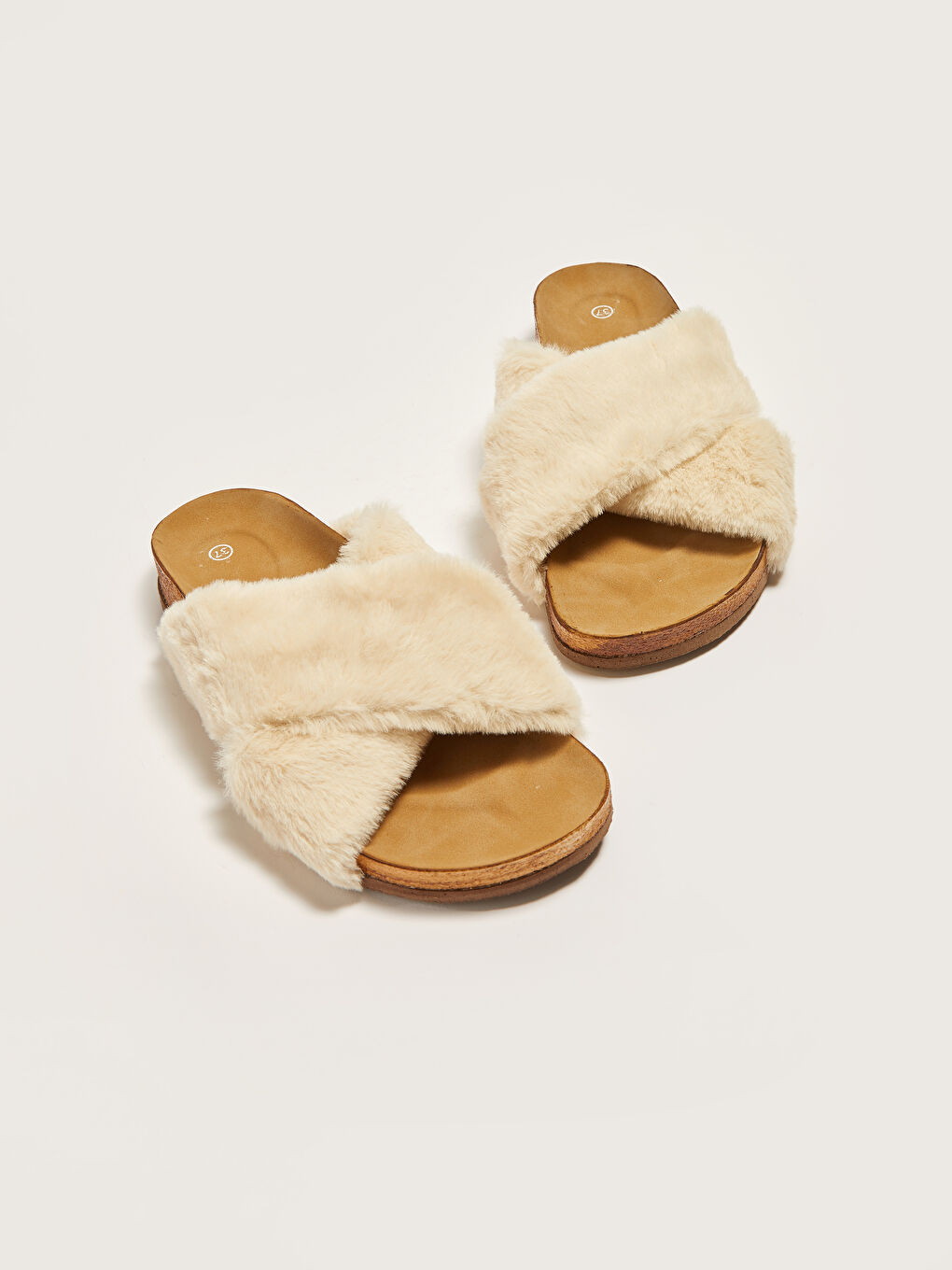 Çapraz Bantlı Pelüş Kadın Ev Terliği