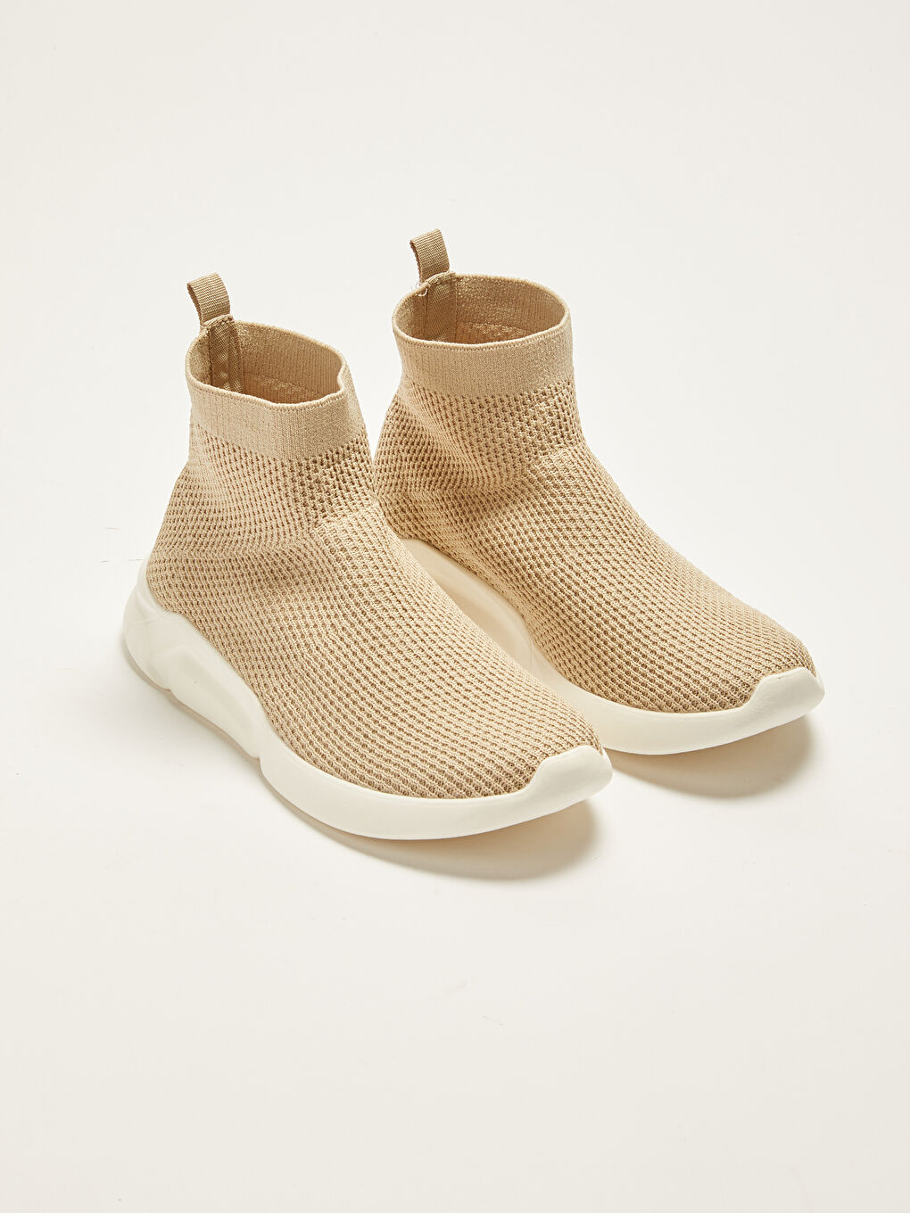 Әйелдерге арналған белсенді спорттық аяқ киім үлгісі