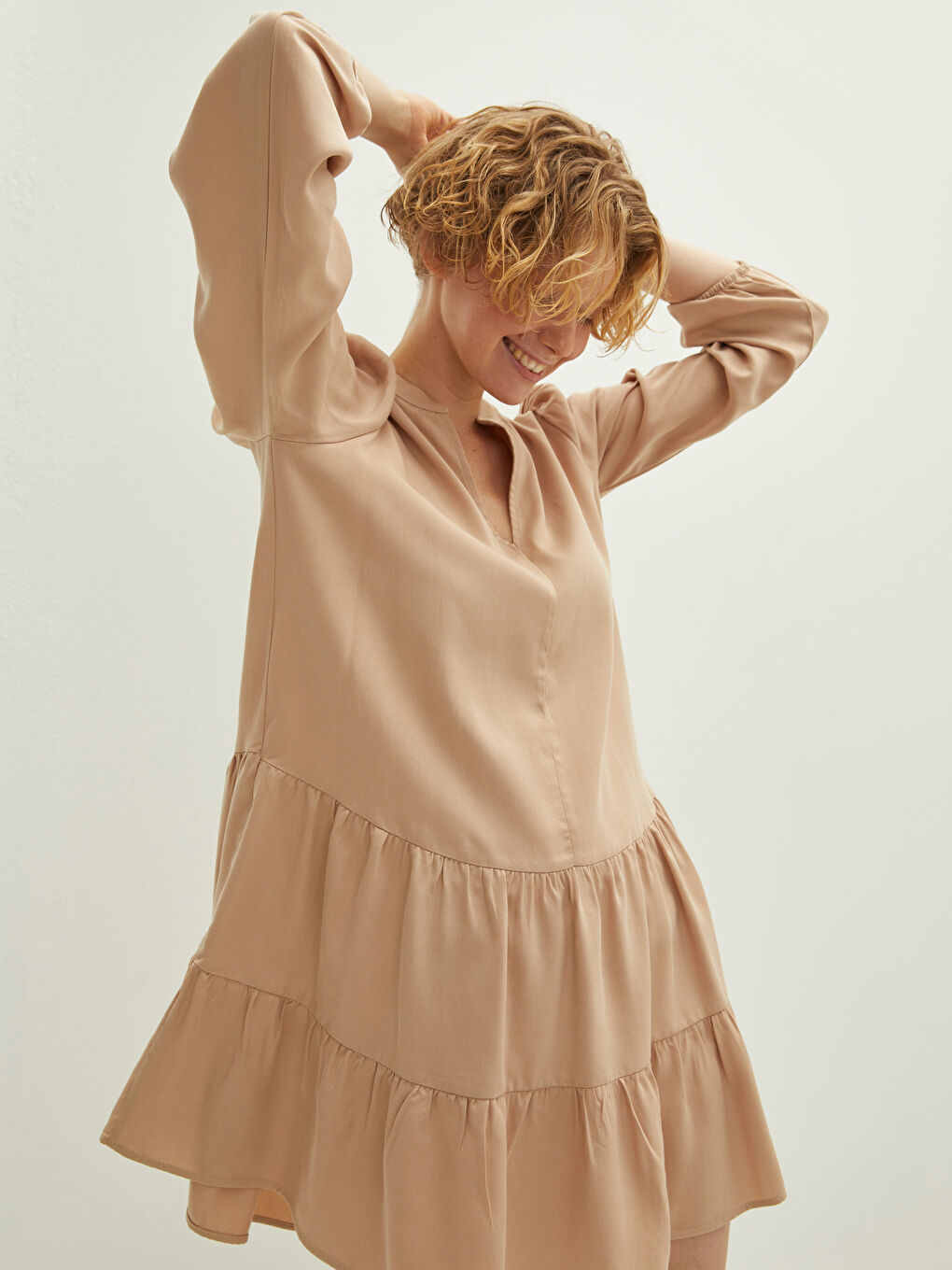 فستان نسائي بياقة بشق سادة بأكمام طويلة-2