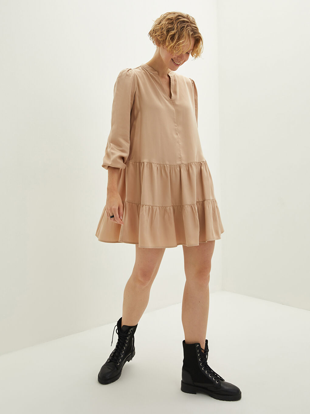 فستان نسائي بياقة بشق سادة بأكمام طويلة