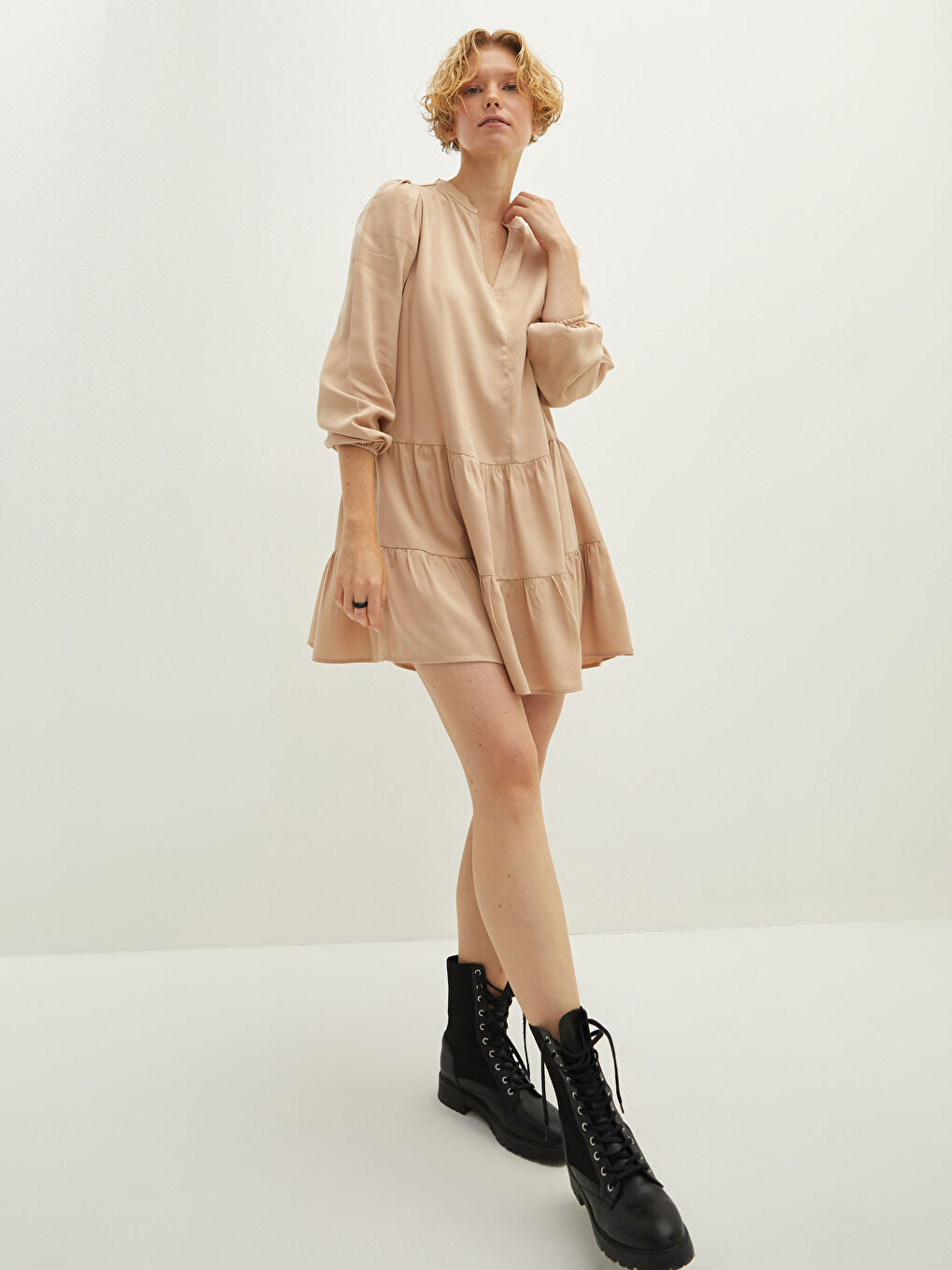 فستان نسائي بياقة بشق سادة بأكمام طويلة-1