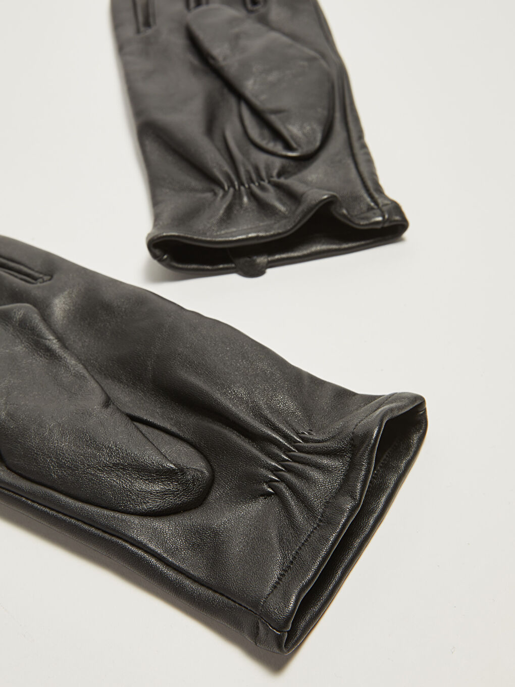 قفازات رجالية بميزة اللمس بمظهر الجلد-4