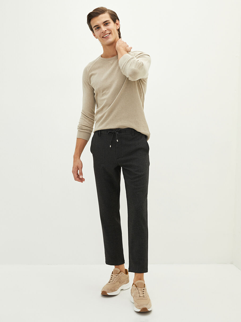 Schlank Geschnittene Herren-Hose mit Bindegürtel-Detail