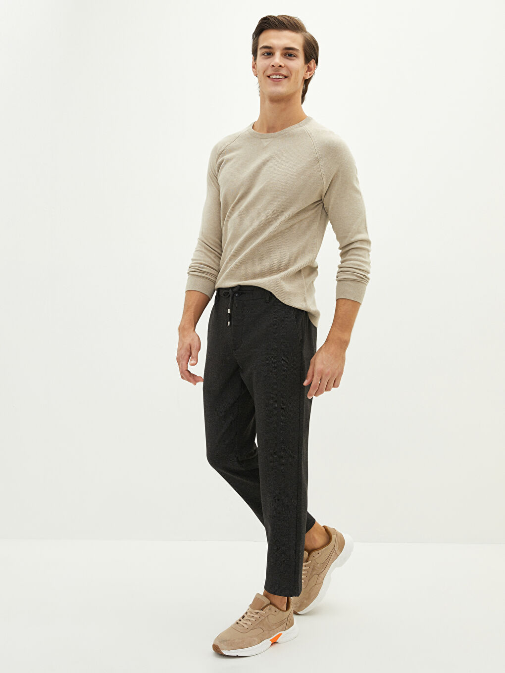 Schlank Geschnittene Herren-Hose mit Bindegürtel-Detail-1