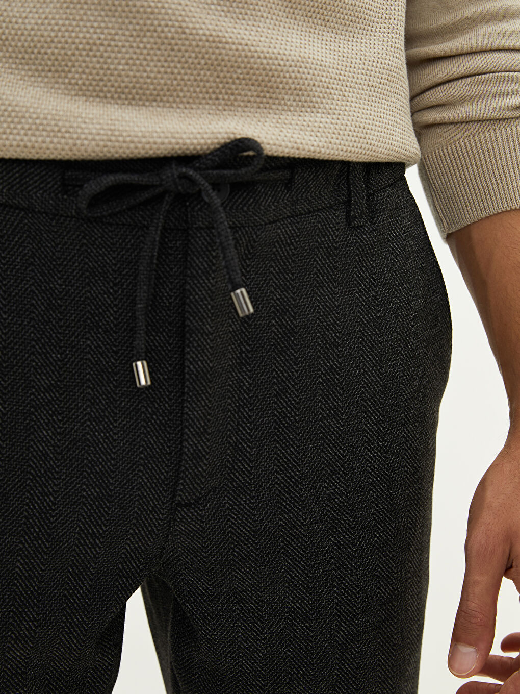 Schlank Geschnittene Herren-Hose mit Bindegürtel-Detail-2