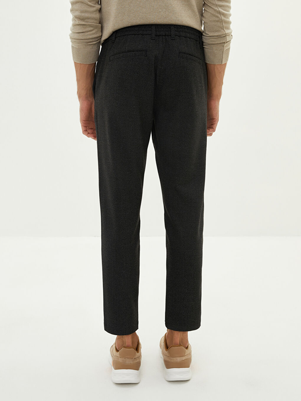 Schlank Geschnittene Herren-Hose mit Bindegürtel-Detail-4