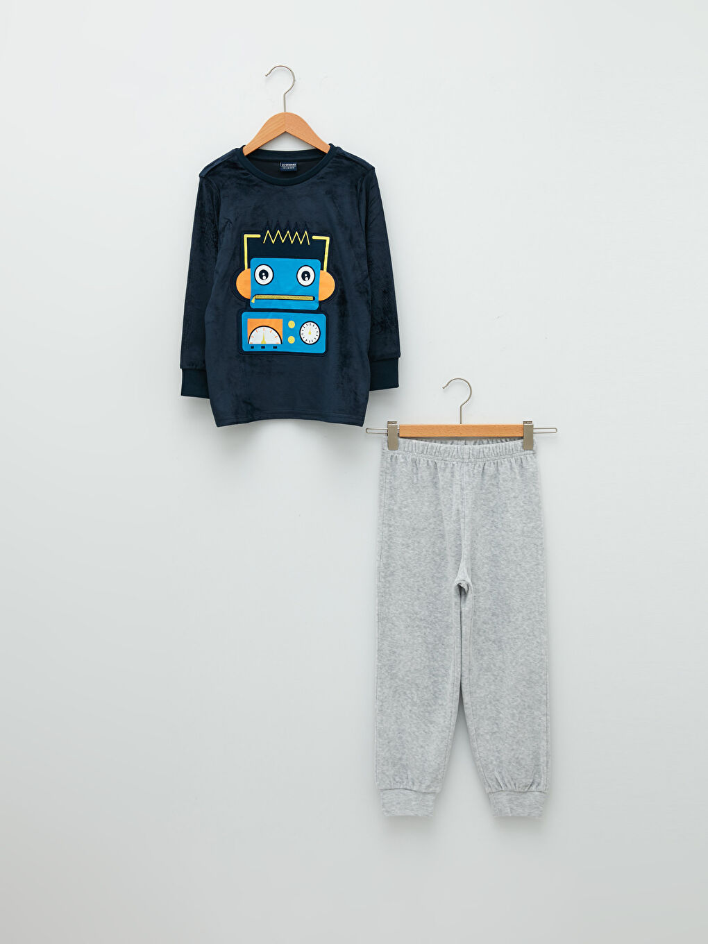 طقم بيجامة أولاد كم طويل ياقة دائرية قطيفة مطرز