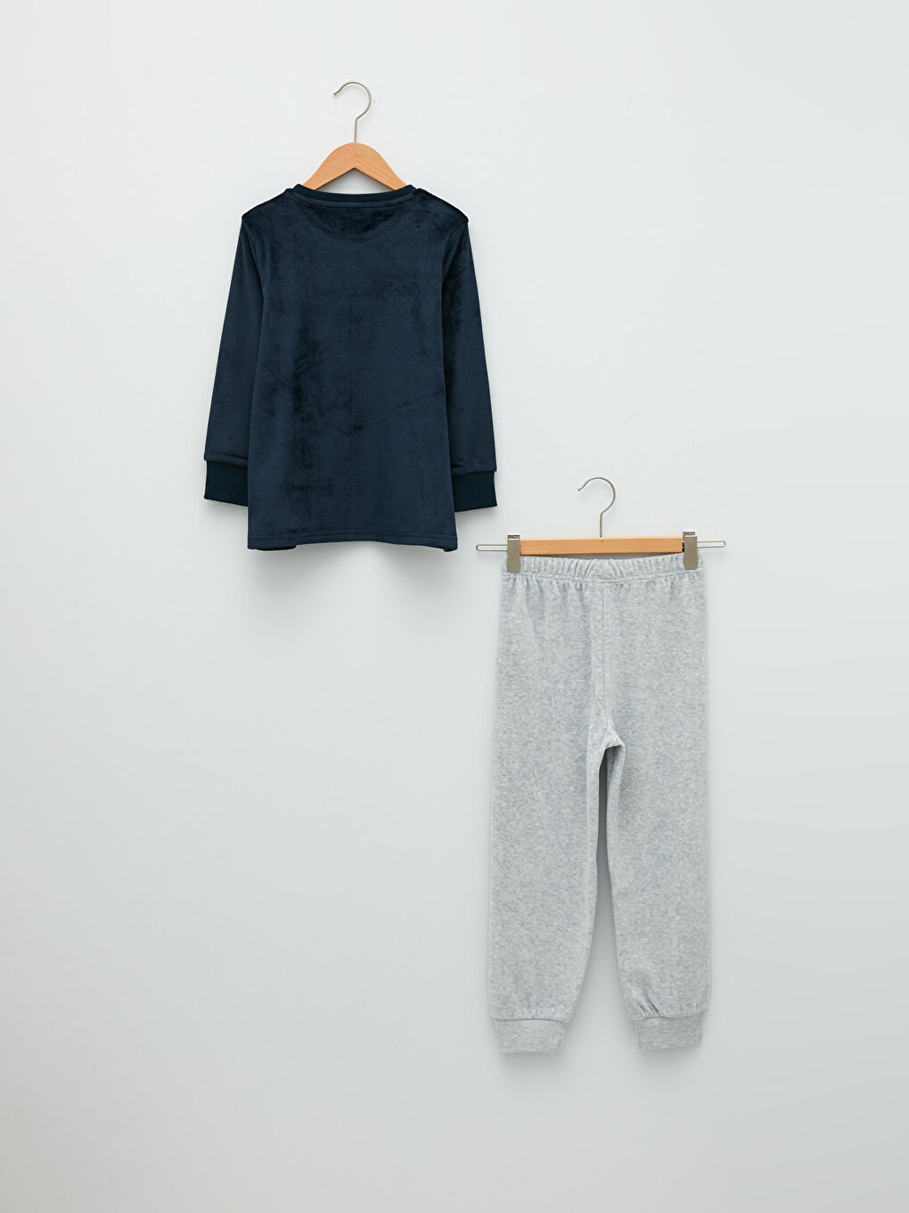 طقم بيجامة أولاد كم طويل ياقة دائرية قطيفة مطرز-1