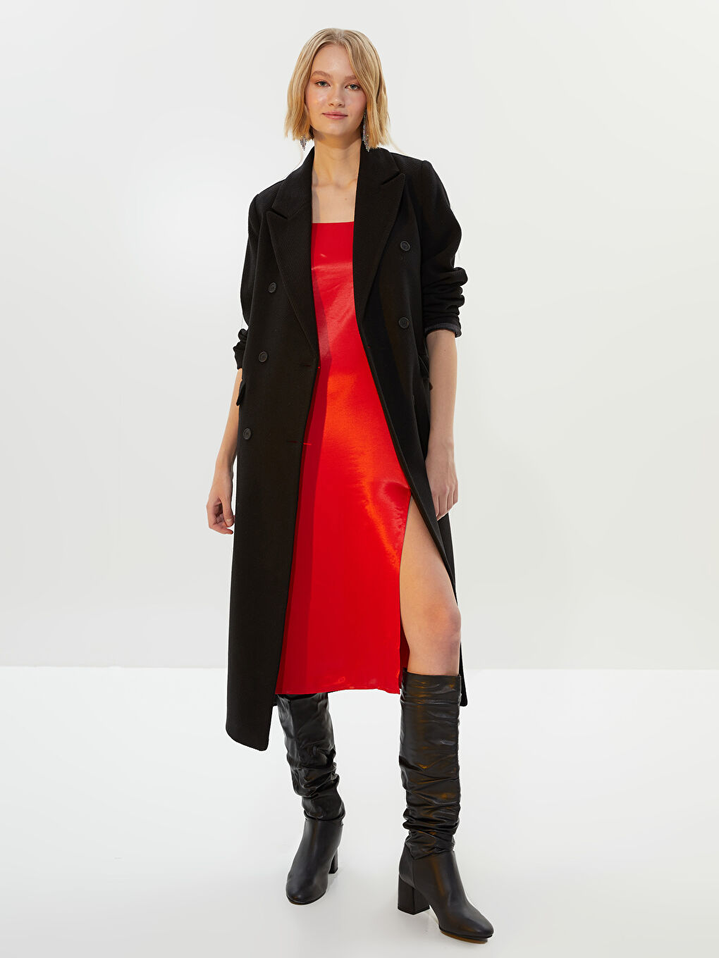 Siyah Ceket Yaka Düğme Detaylı Uzun Kollu Kadın Kaşe Kaban