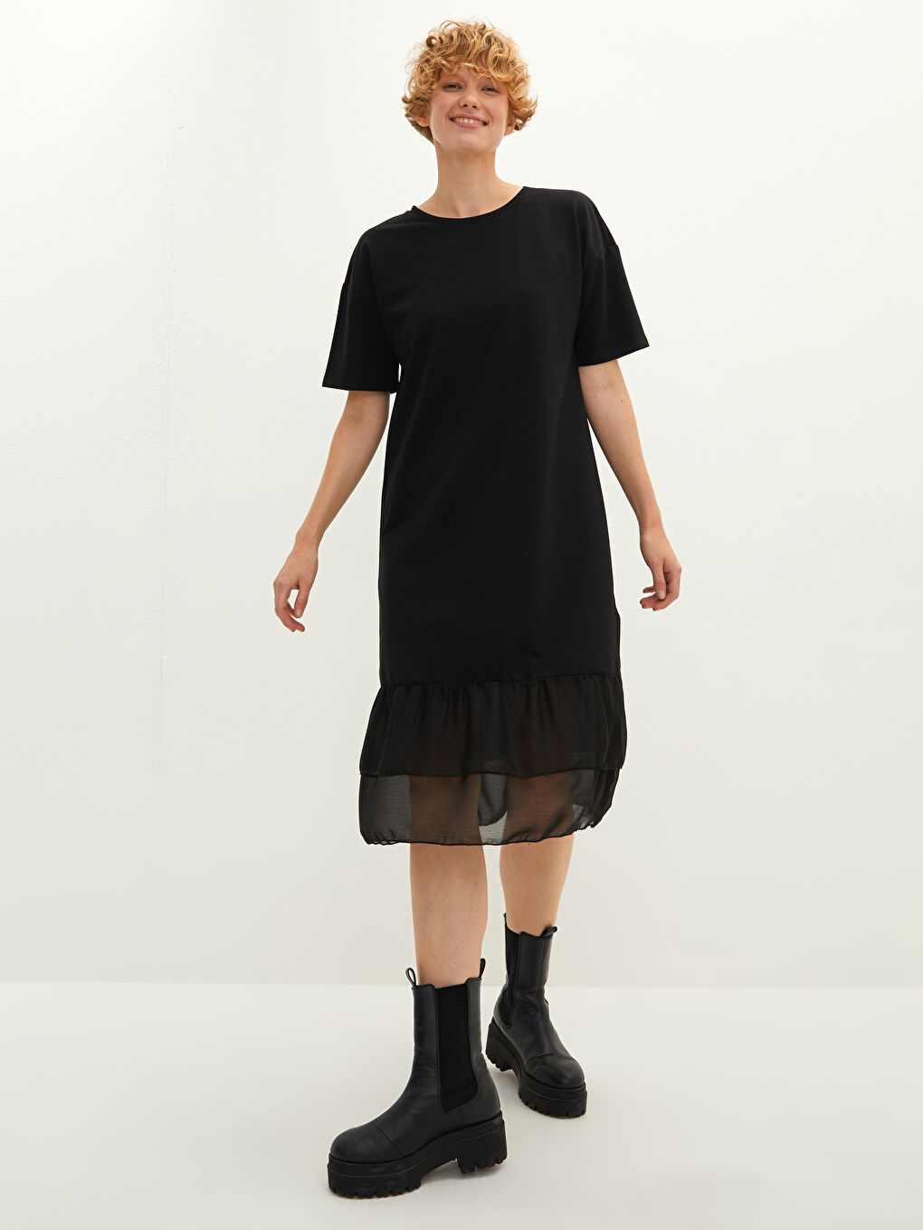 Siyah Bisiklet Yaka Düz Kısa Kollu Kadın Elbise