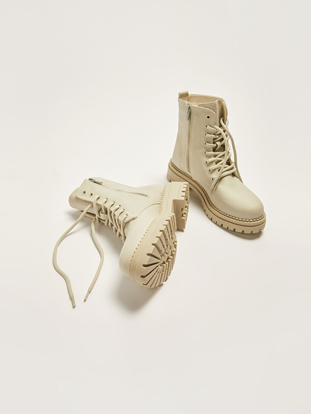 Yeşil Deri Görünümlü Bağcıklı Kadın Bot-1